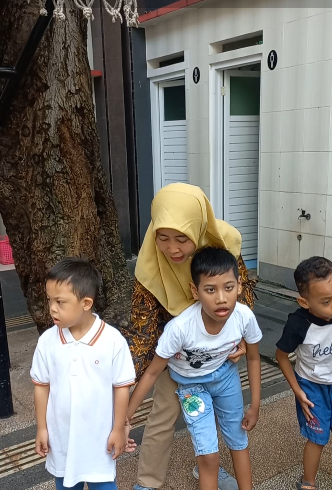 Membuat barisan dan senam kecil dihalaman