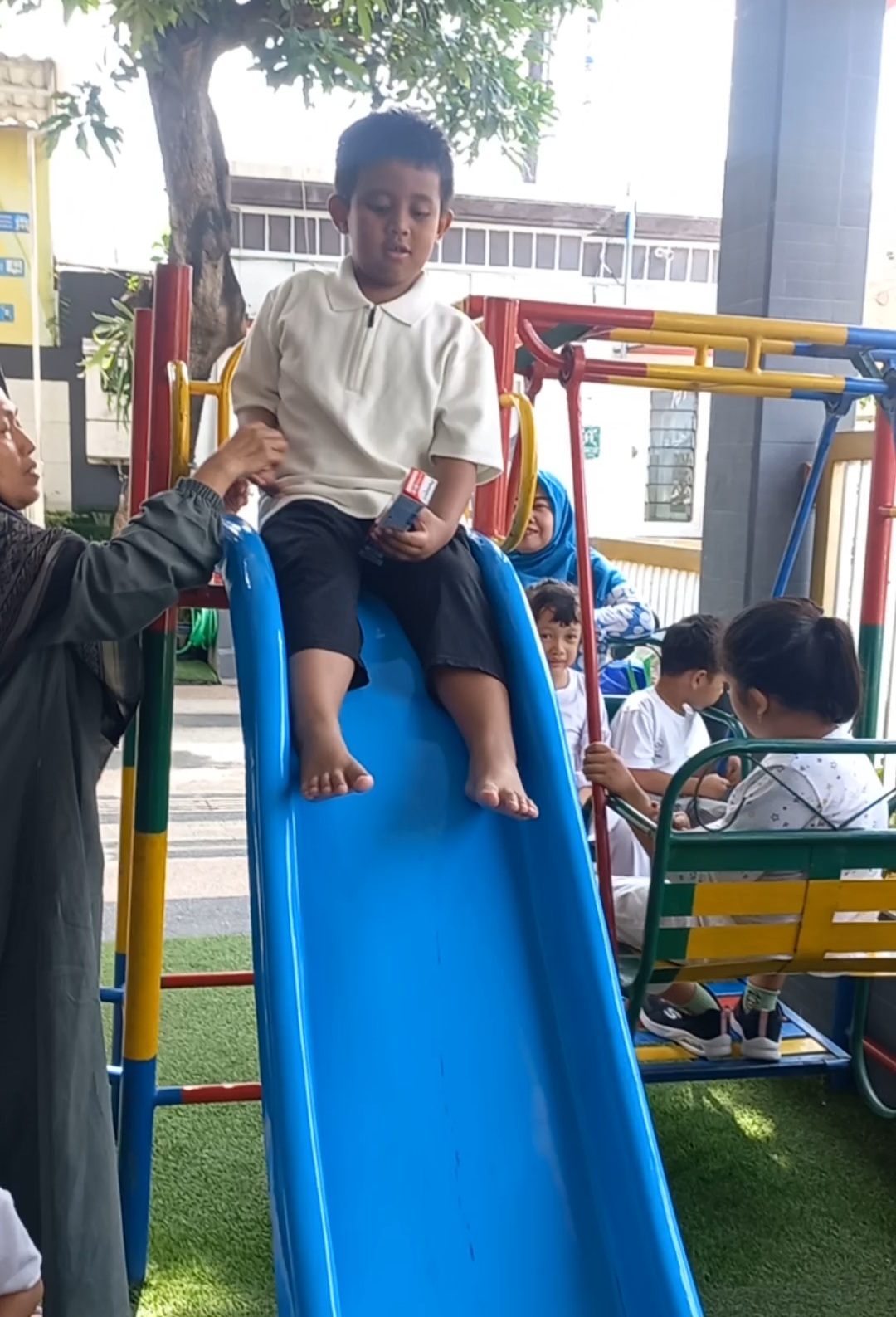 Bermain dihalaman (prusutan, ayunan, jungkat jungkit)