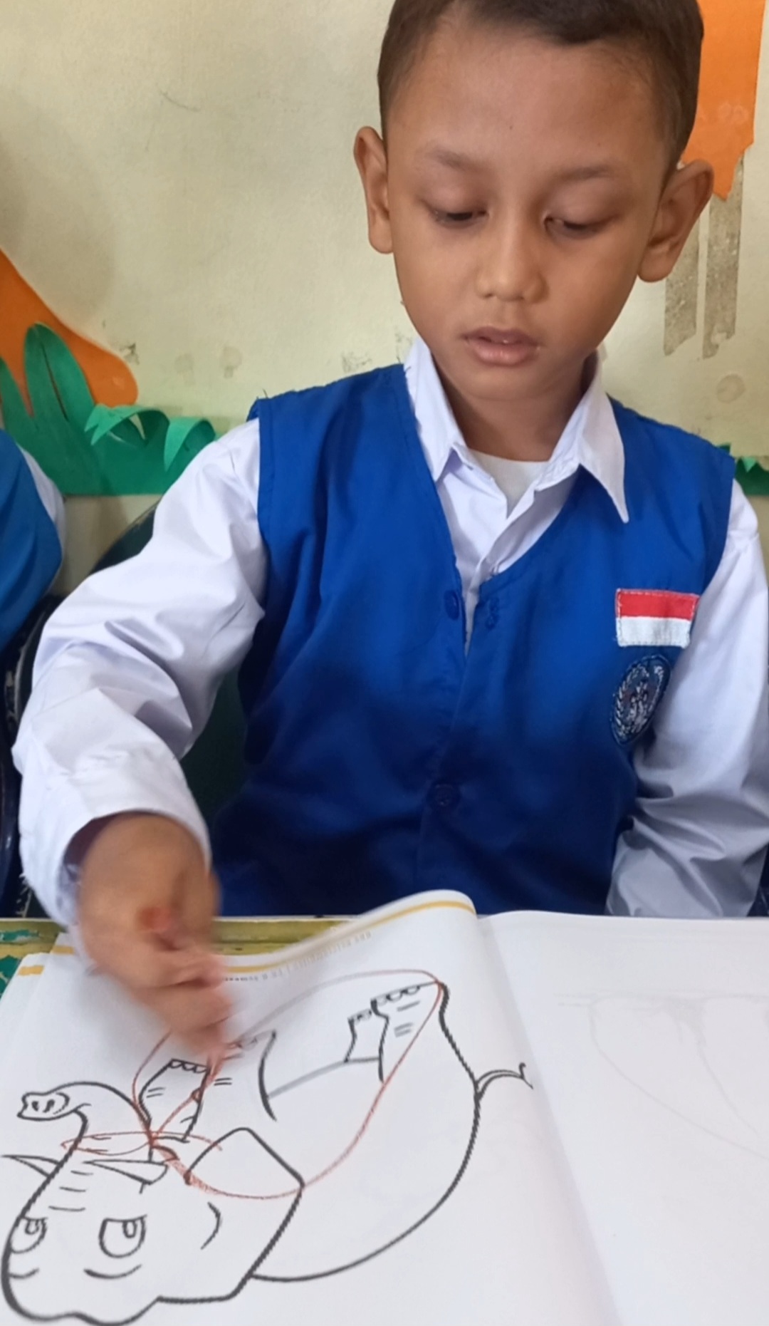Mewarnai gambar dengan media crayon