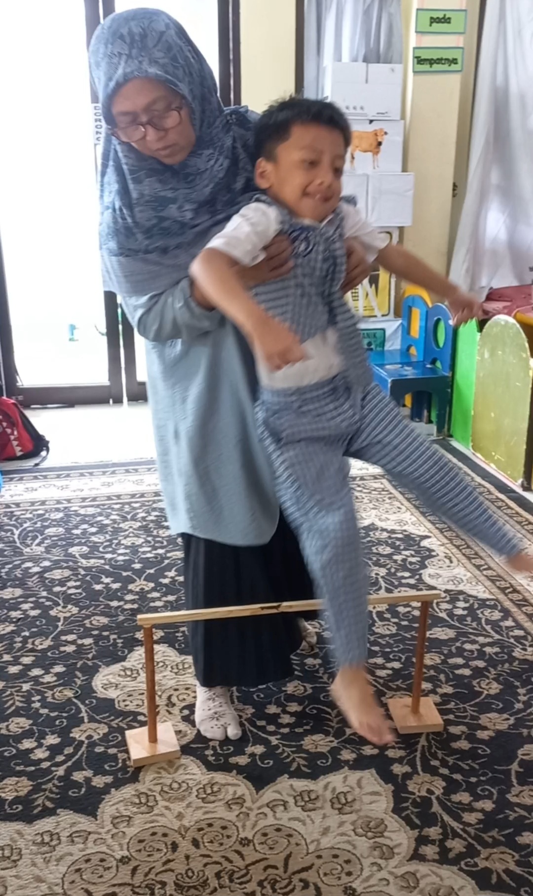 Melompat di atas halang lintang dan menempel huruf menjadi sebuah kata