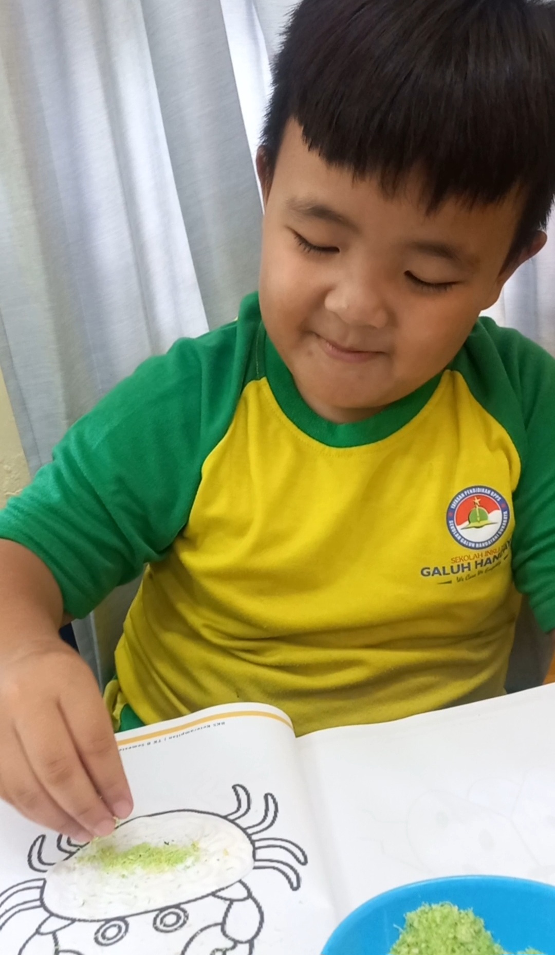 Menabur gambar sederhana dengan media ampas kelapa