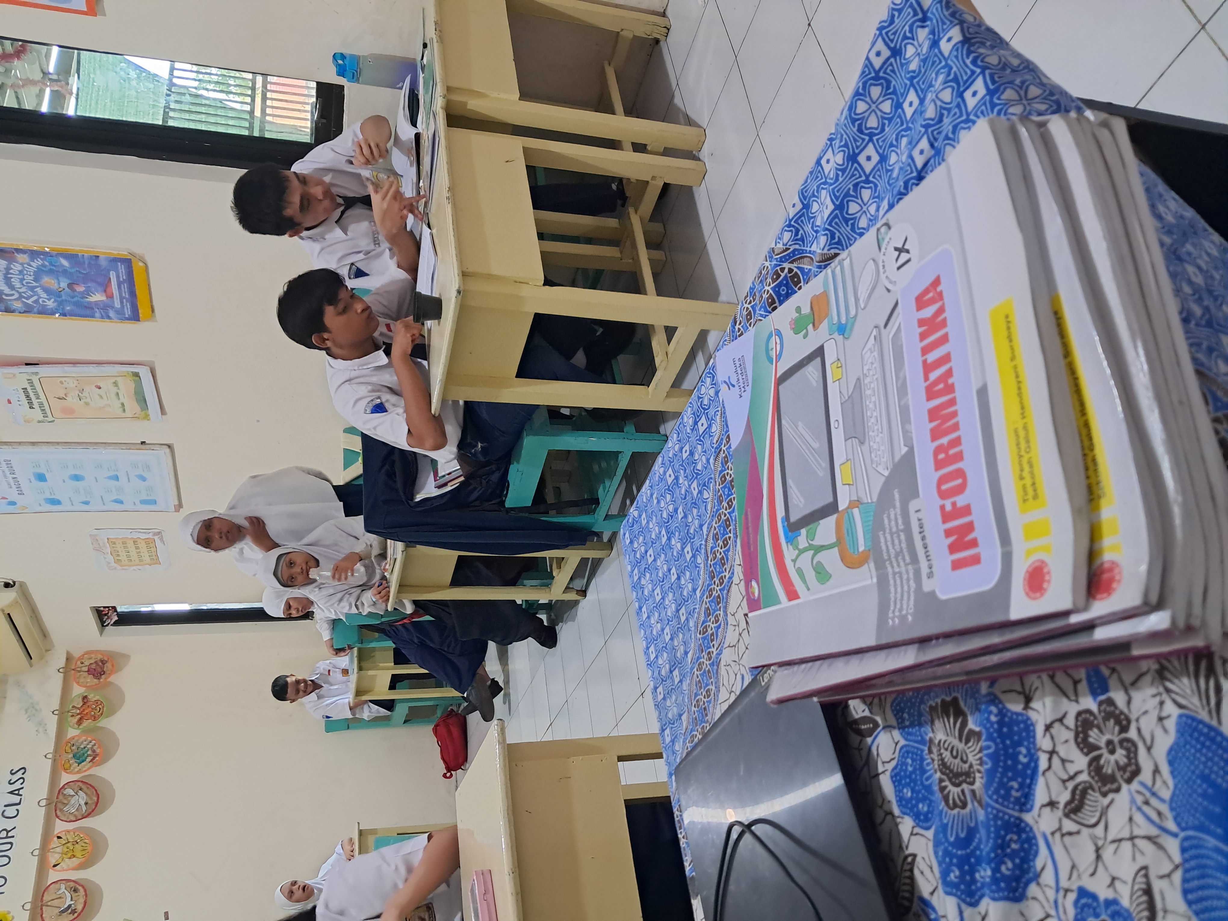 memeriksa bks dan memberikan kisi2 uas