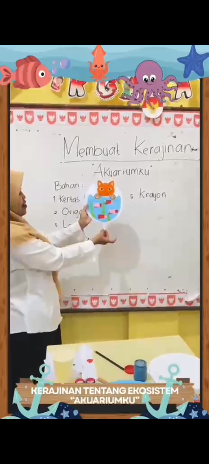Membuat kerajinan ekosistem buatan "akuariumku" 