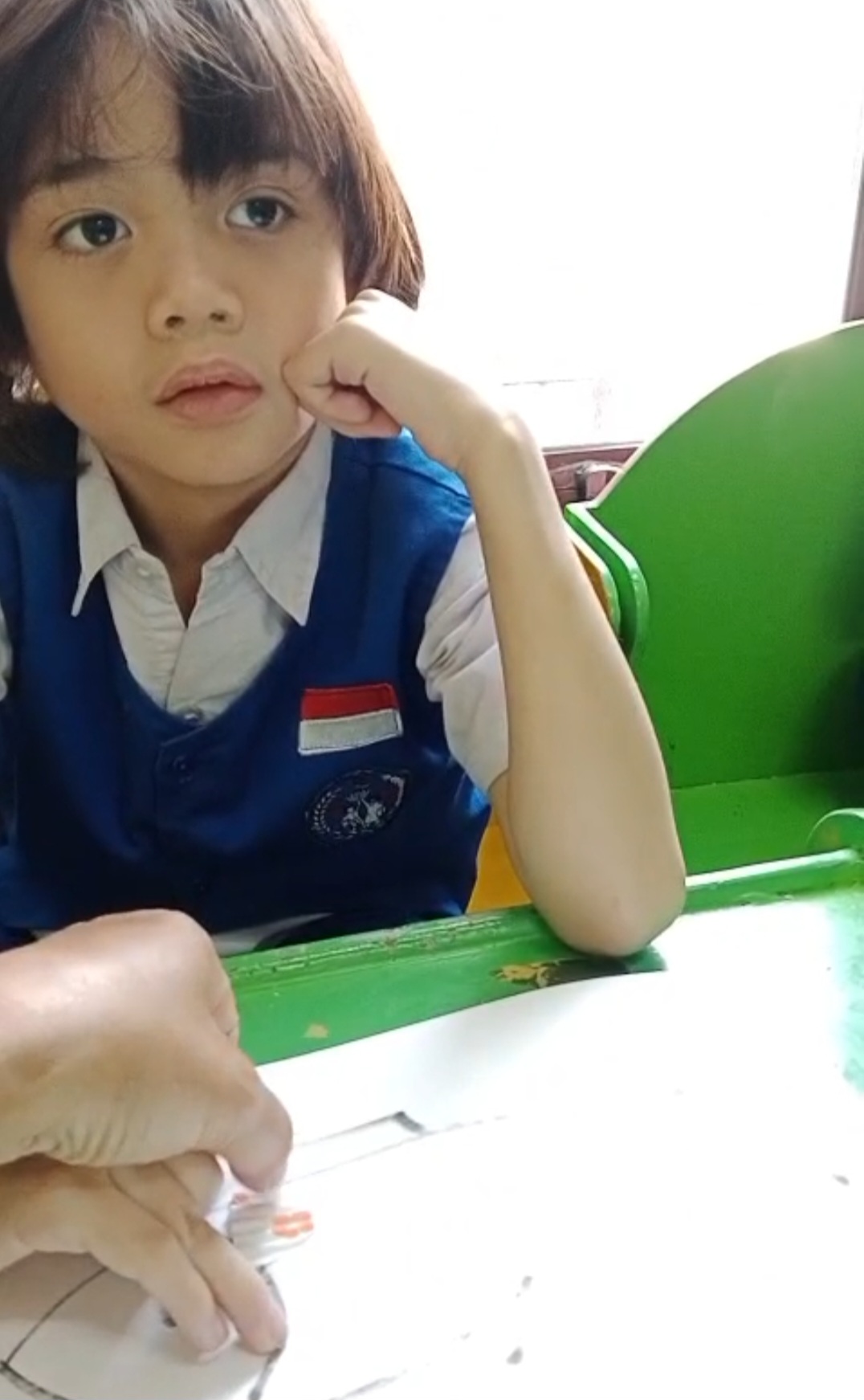 Menempel Susilo ikan dengan media kertas roti
