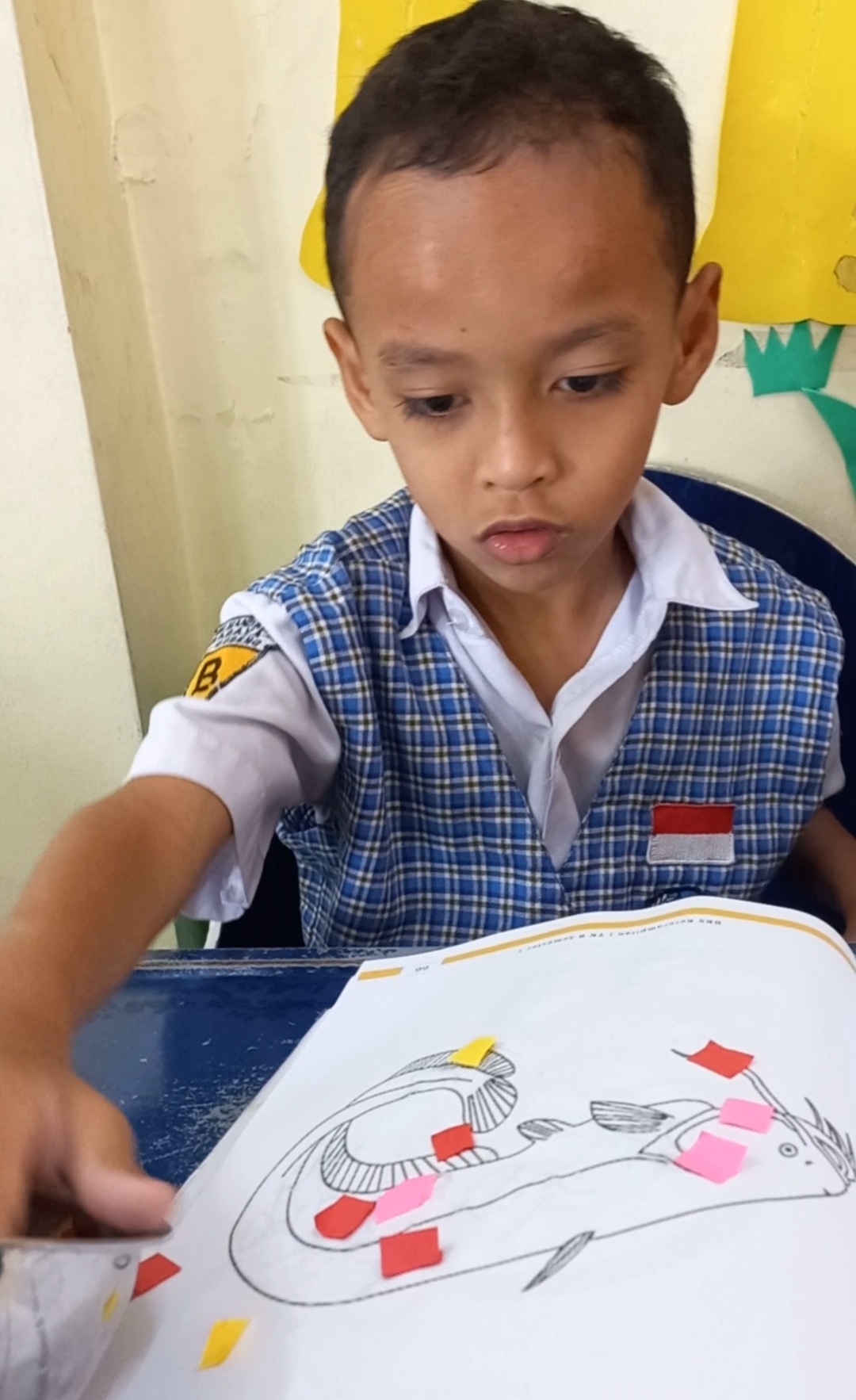 Menempel dengan media kertas lipat