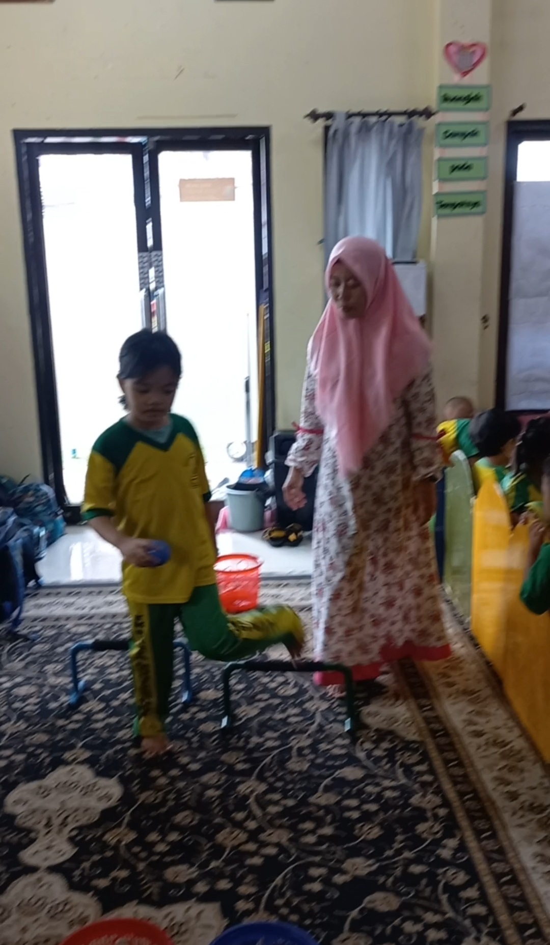 Melompat memindahkan bola sesuai warna dan memasukkan ring ke dalam hidung gajah