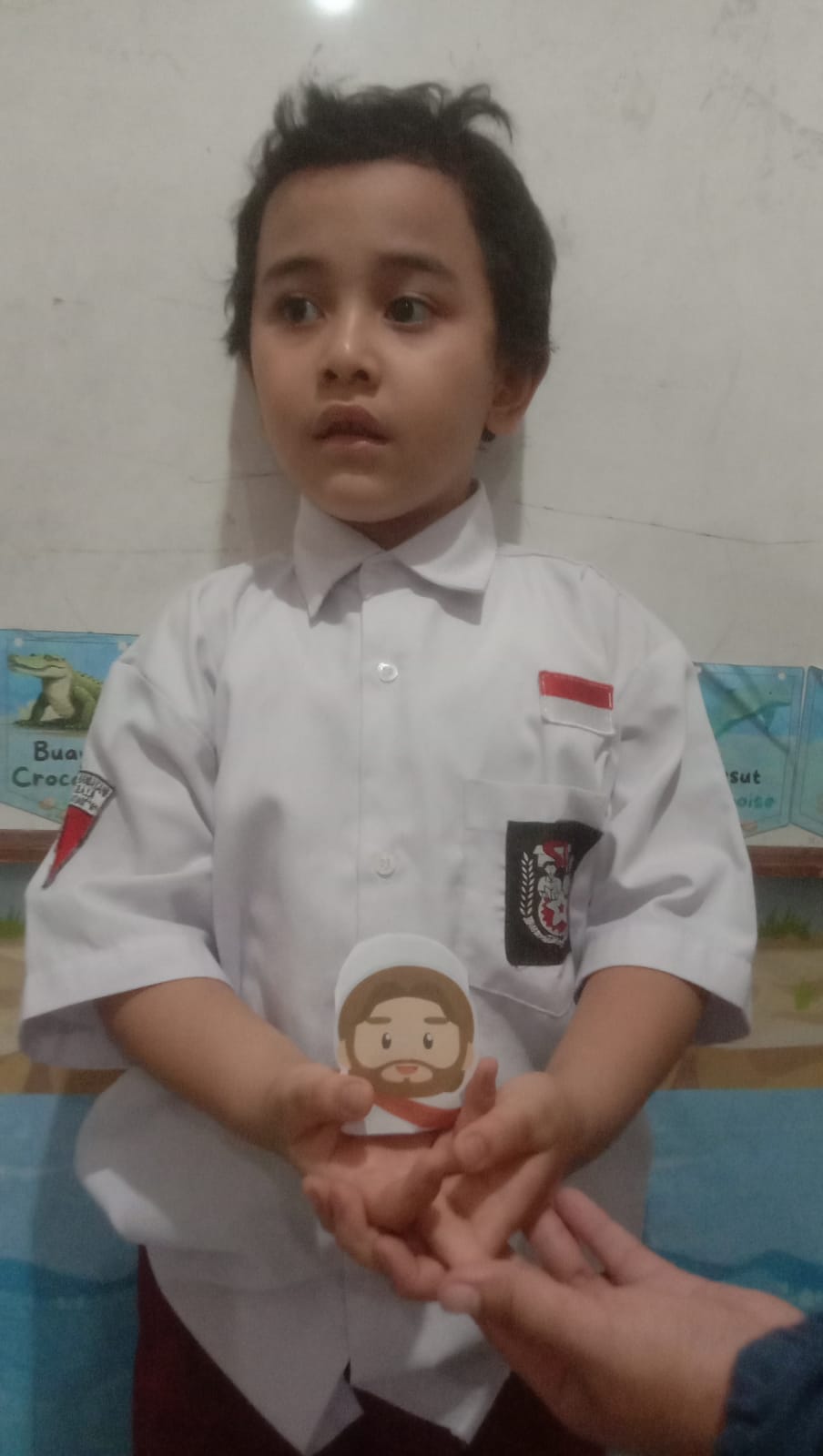 Menggunting dan menge-lem gambar Yesus yg dipadukan menjadi dadu