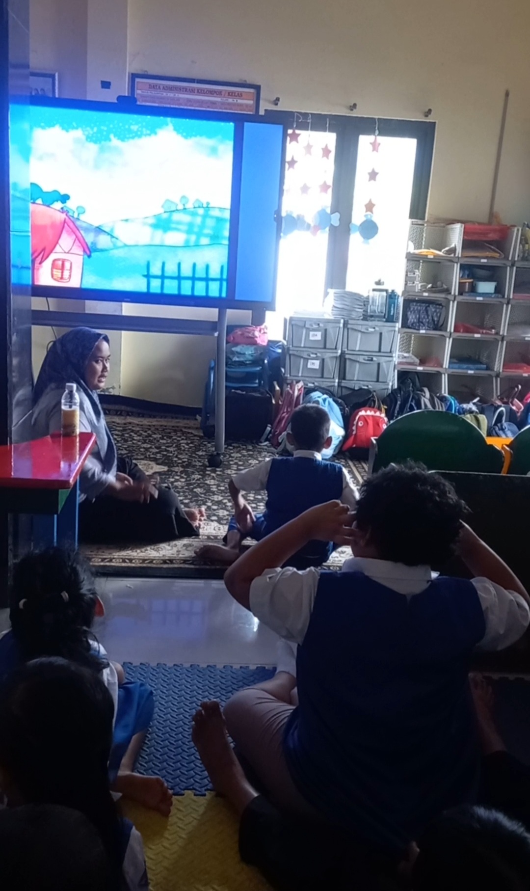 Melihat film tentang edukasi sigap bencana 