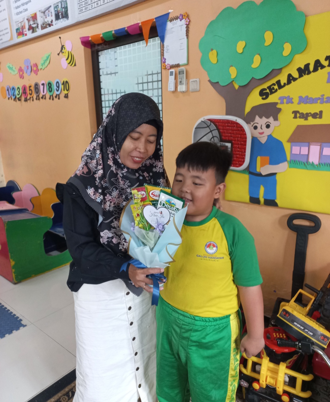 Membuat bucket bumbu dapur untuk memperingati hari guru