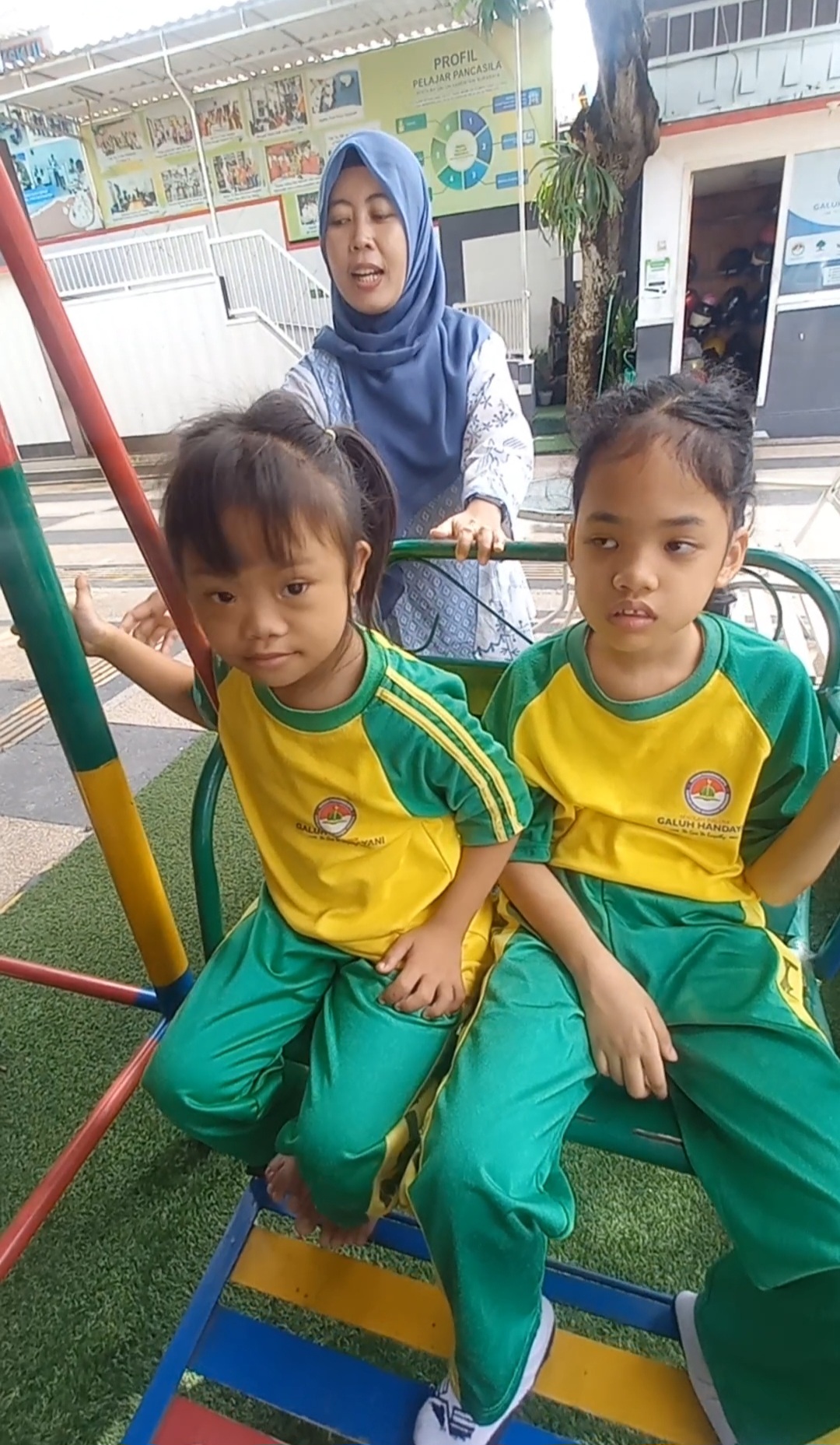 Senam dan bermain dihalaman