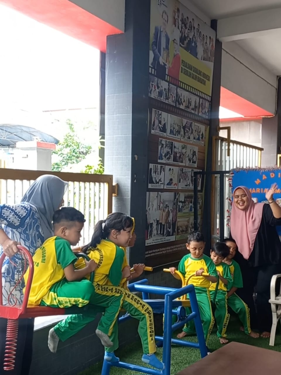 Bermain di playground