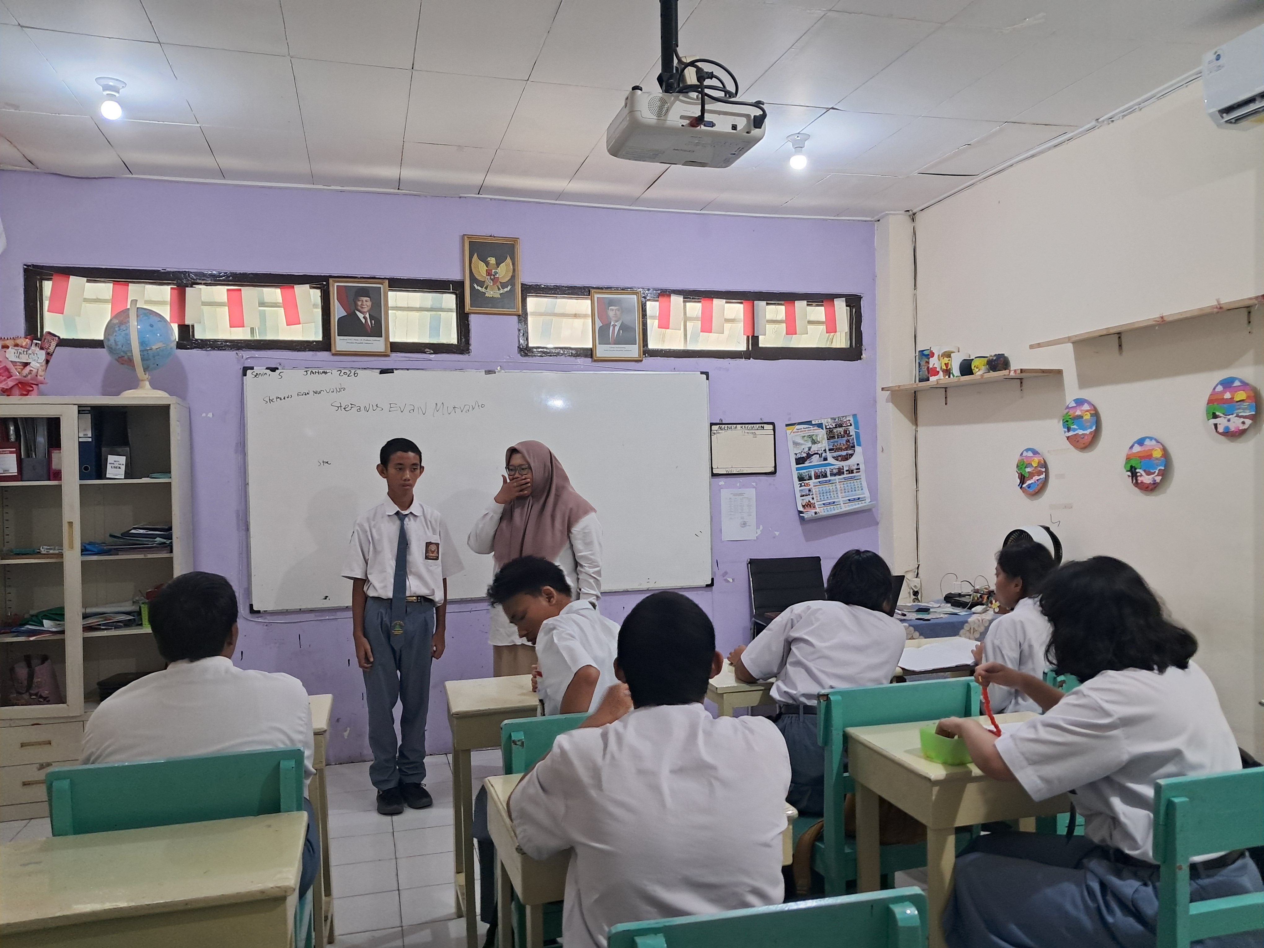 bercerita dan sharing dengan teman teman.
hari ini ada siswa baru 