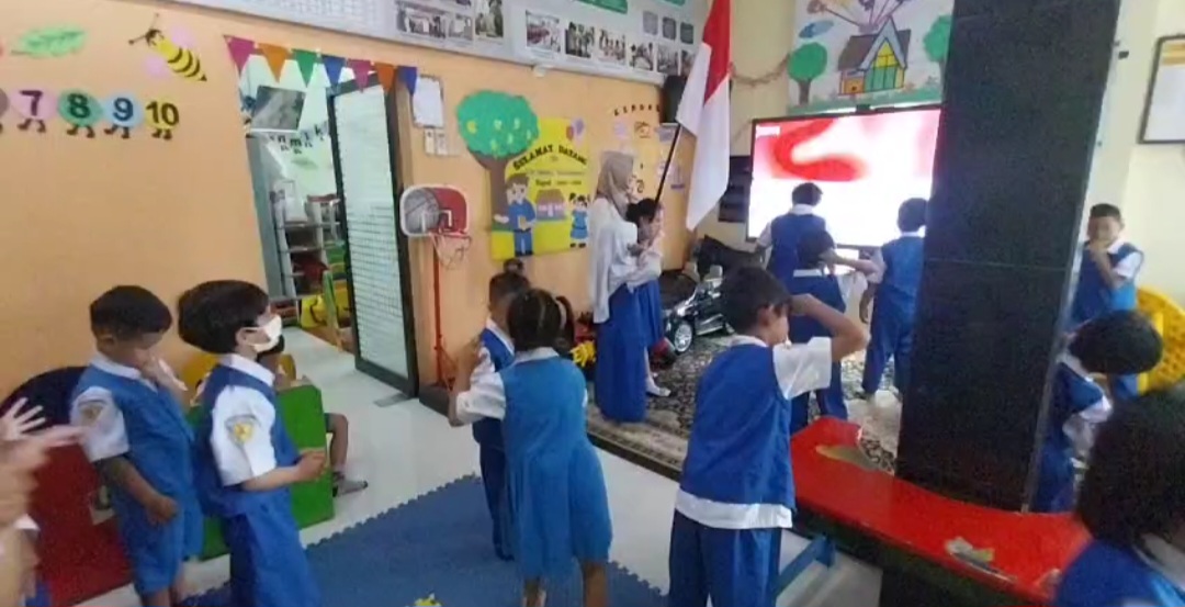 Menyanyikan lagu indonesia raya