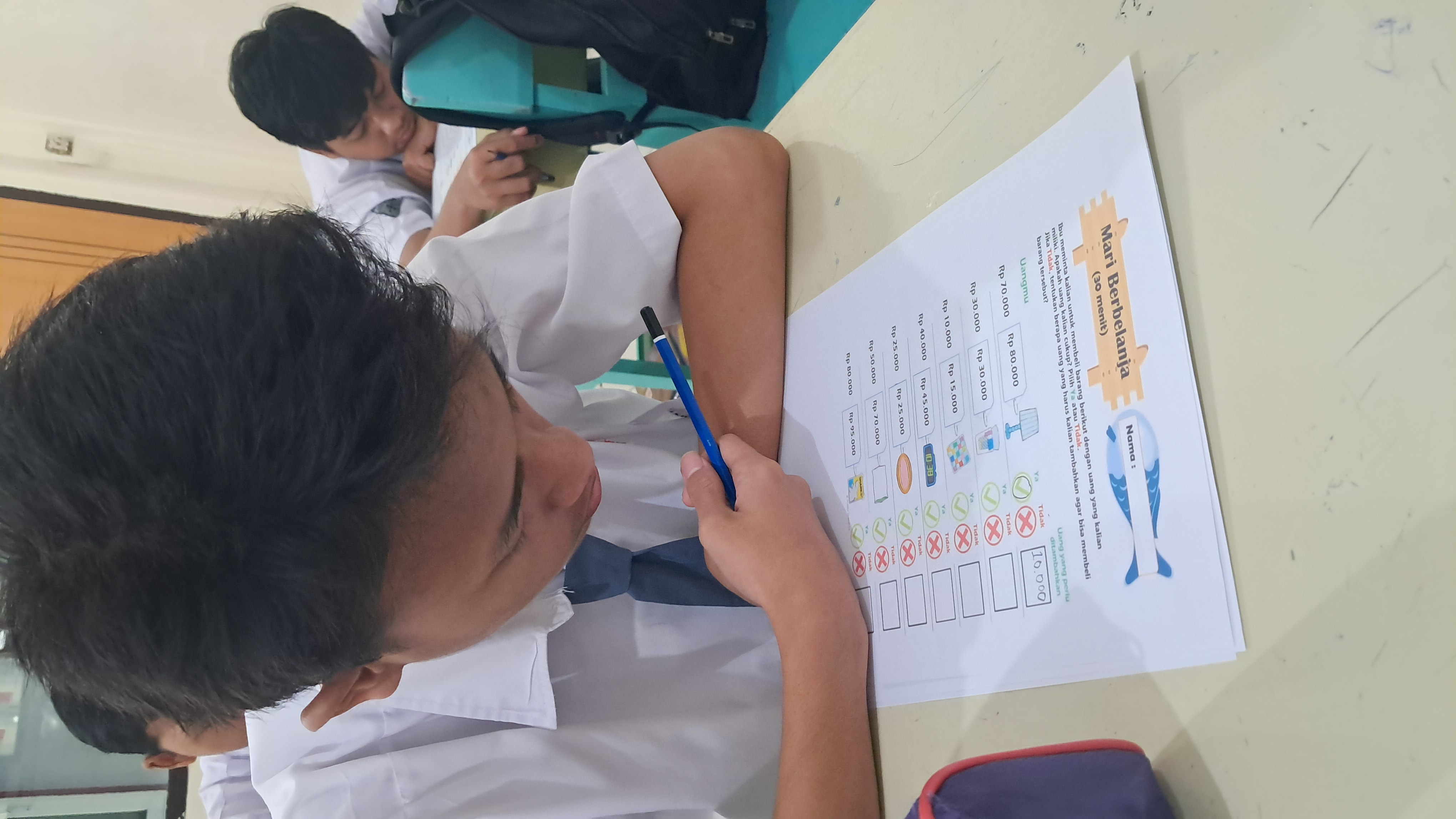 mengerjakan worksheet transaksi