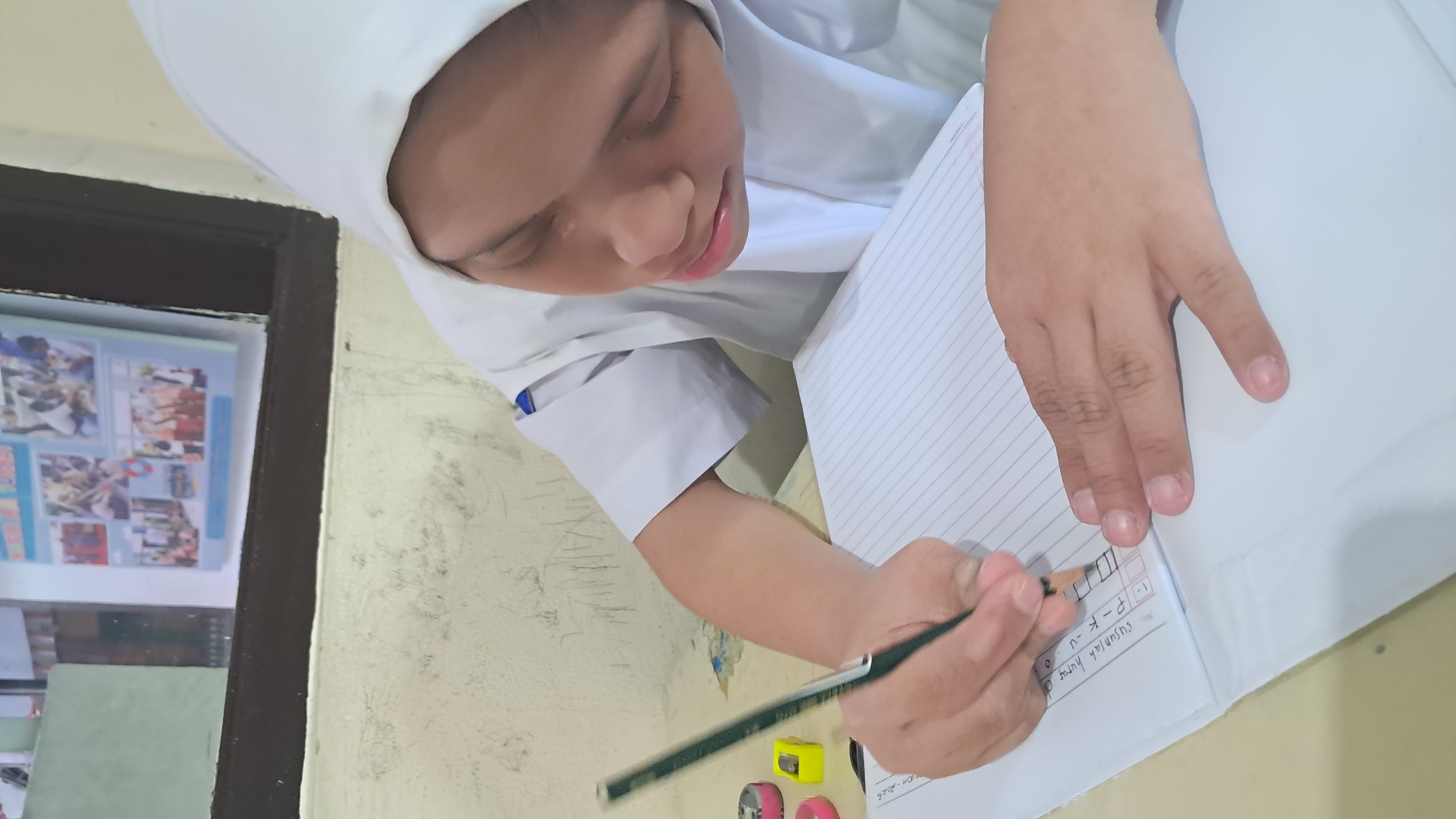 menyusun  huruf menjadi kata bagian komputer