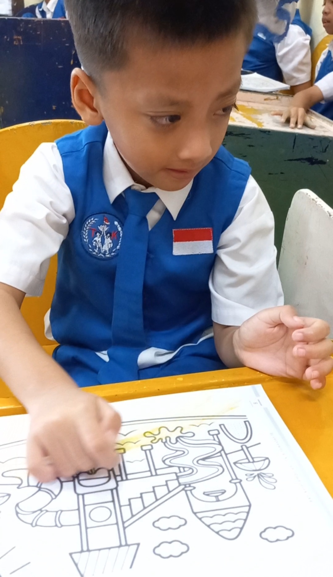 Mewarnai gambar dengan media crayon