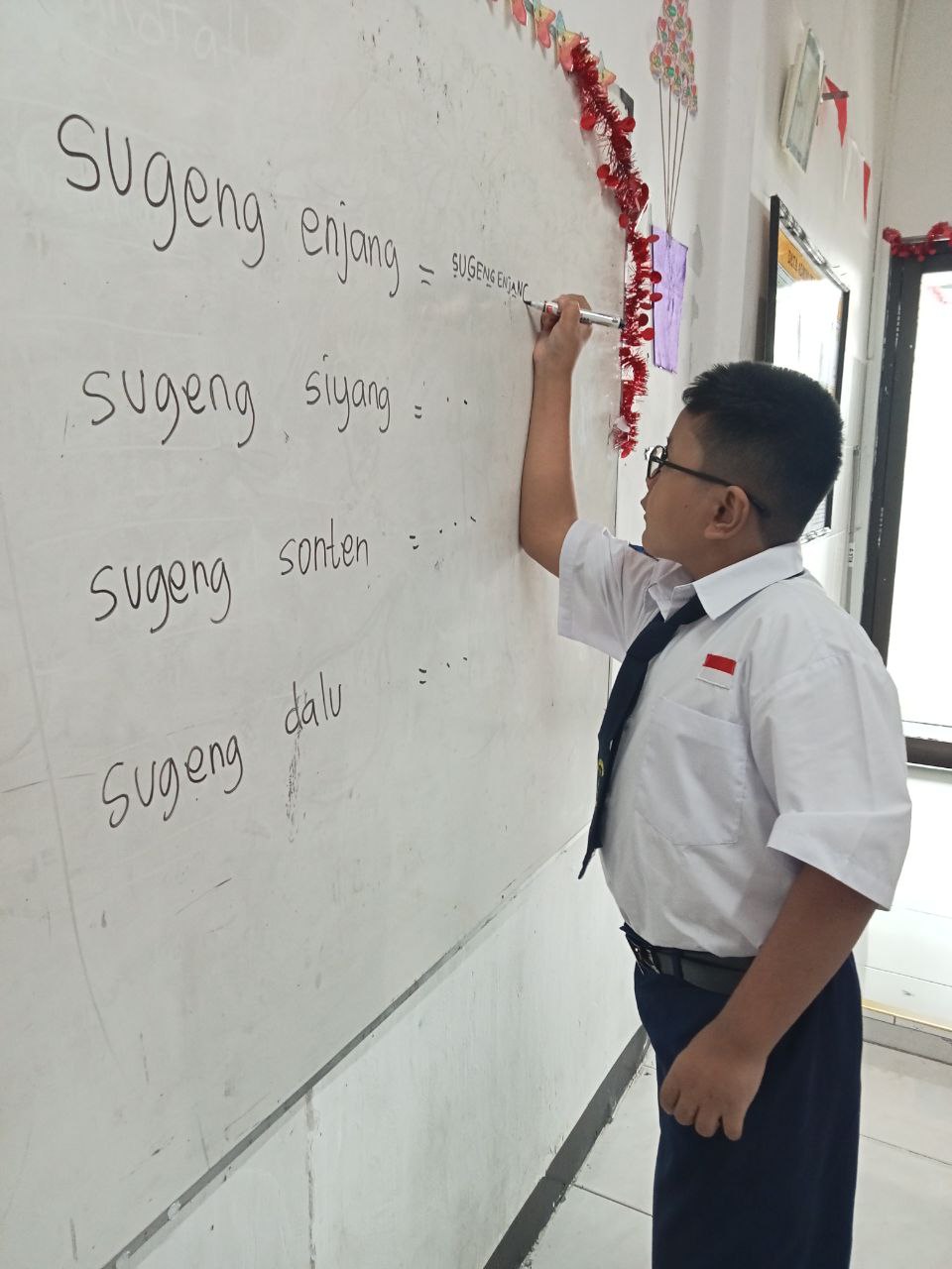Mengeksplorasi salam dalam Bahasa Jawa dan merespon bacaan singkat sederhana.
