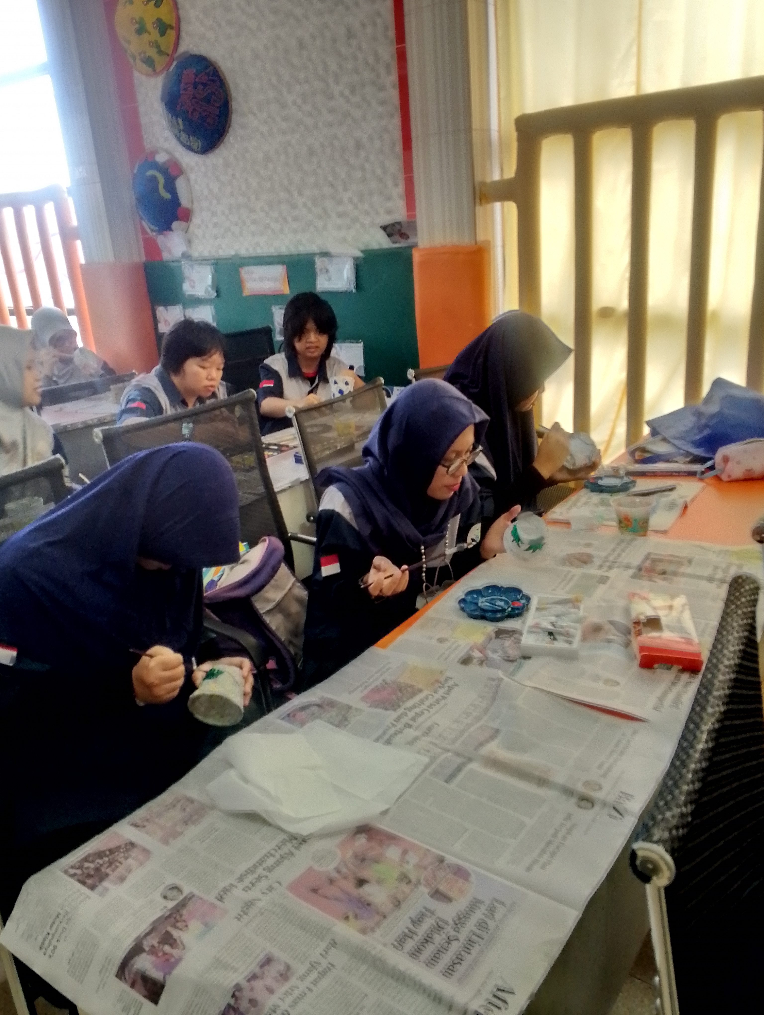 Melukis pot dari bubur kertas
