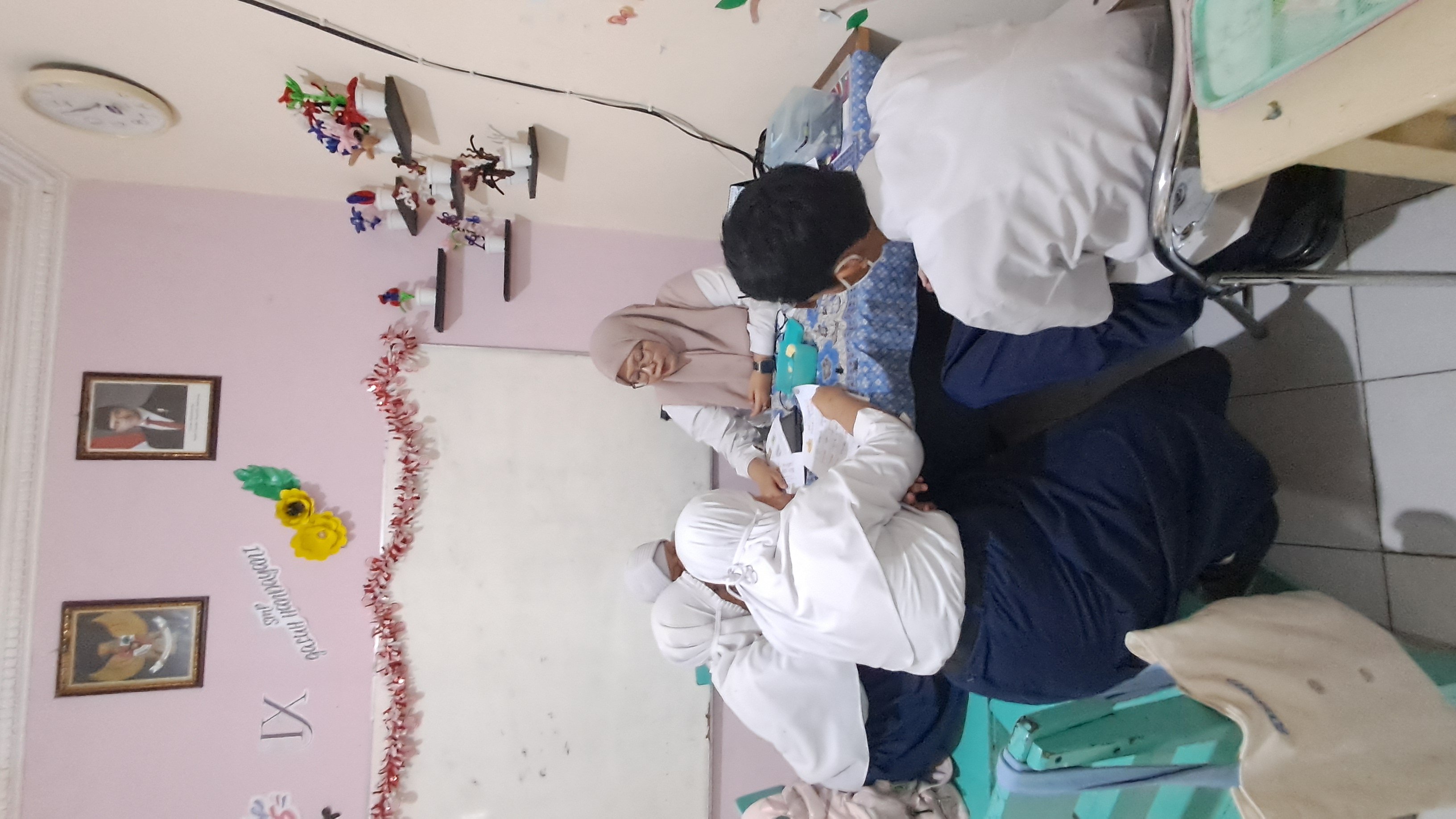 mengerjakan worksheet