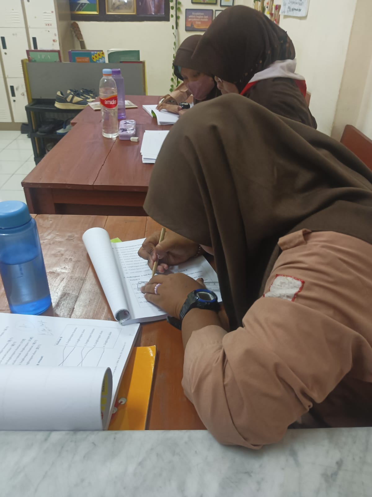 Mengerjakan soal evaluasi pada Buku Kerja Siswa (BKS)
Penguatan materi geografi yang telah dipelajari