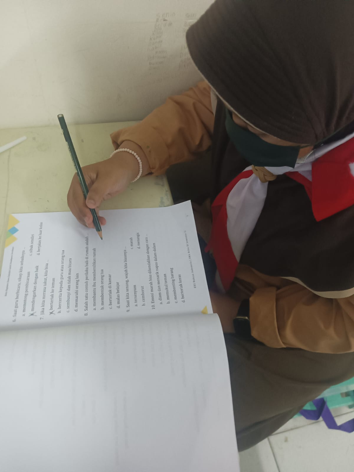Mengerjakan soal evaluasi pada Buku Kerja Siswa (BKS)
Penguatan materi Bahasa Indonesia yang telah dipelajari