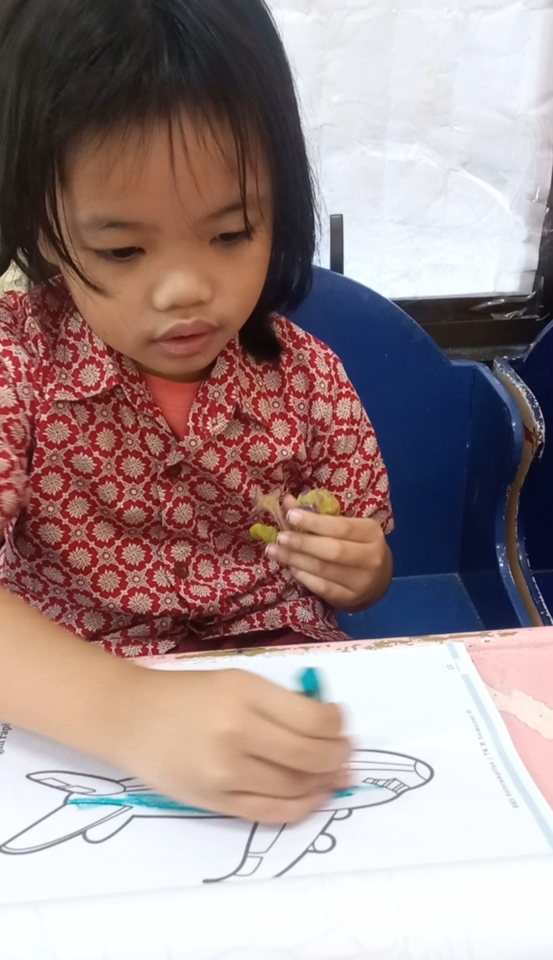 Mewarnai gambar sederhana dengan media crayon