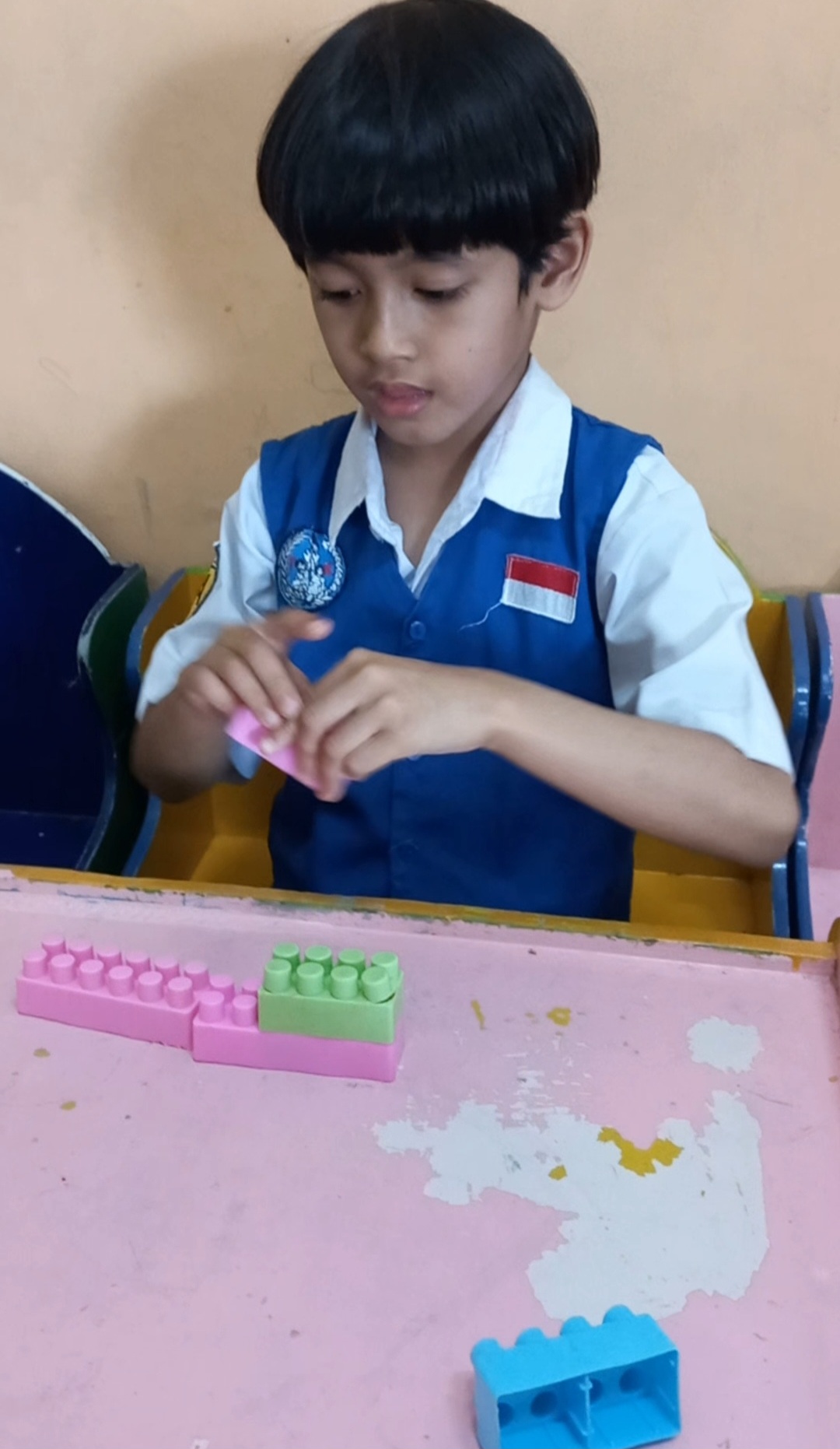 Bermain menyusun lego