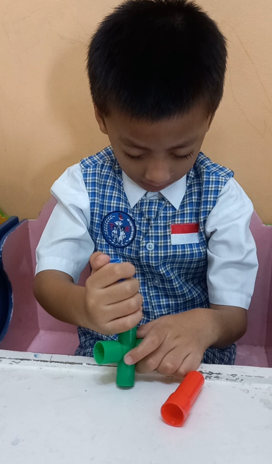 Bermain menyusun pipa lego