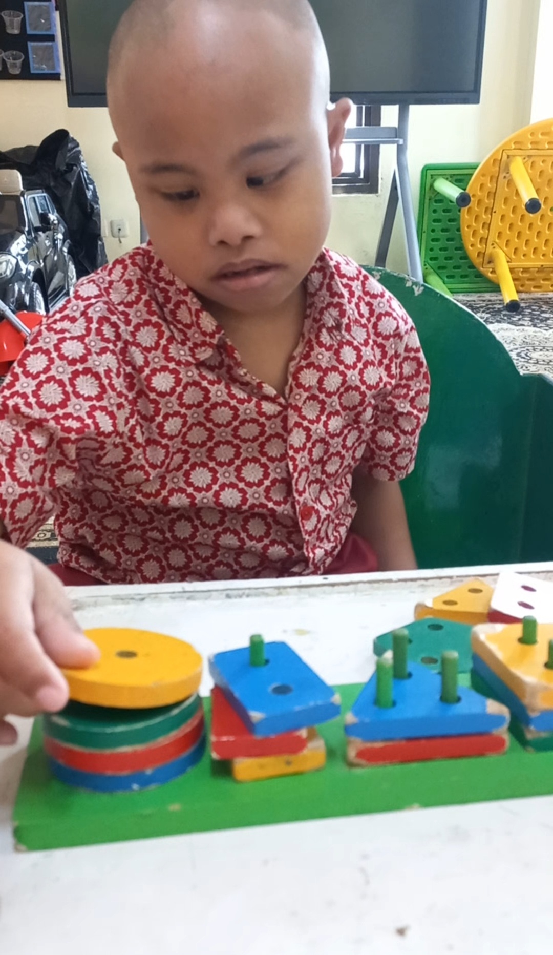 Bermain memasang bentuk geometri