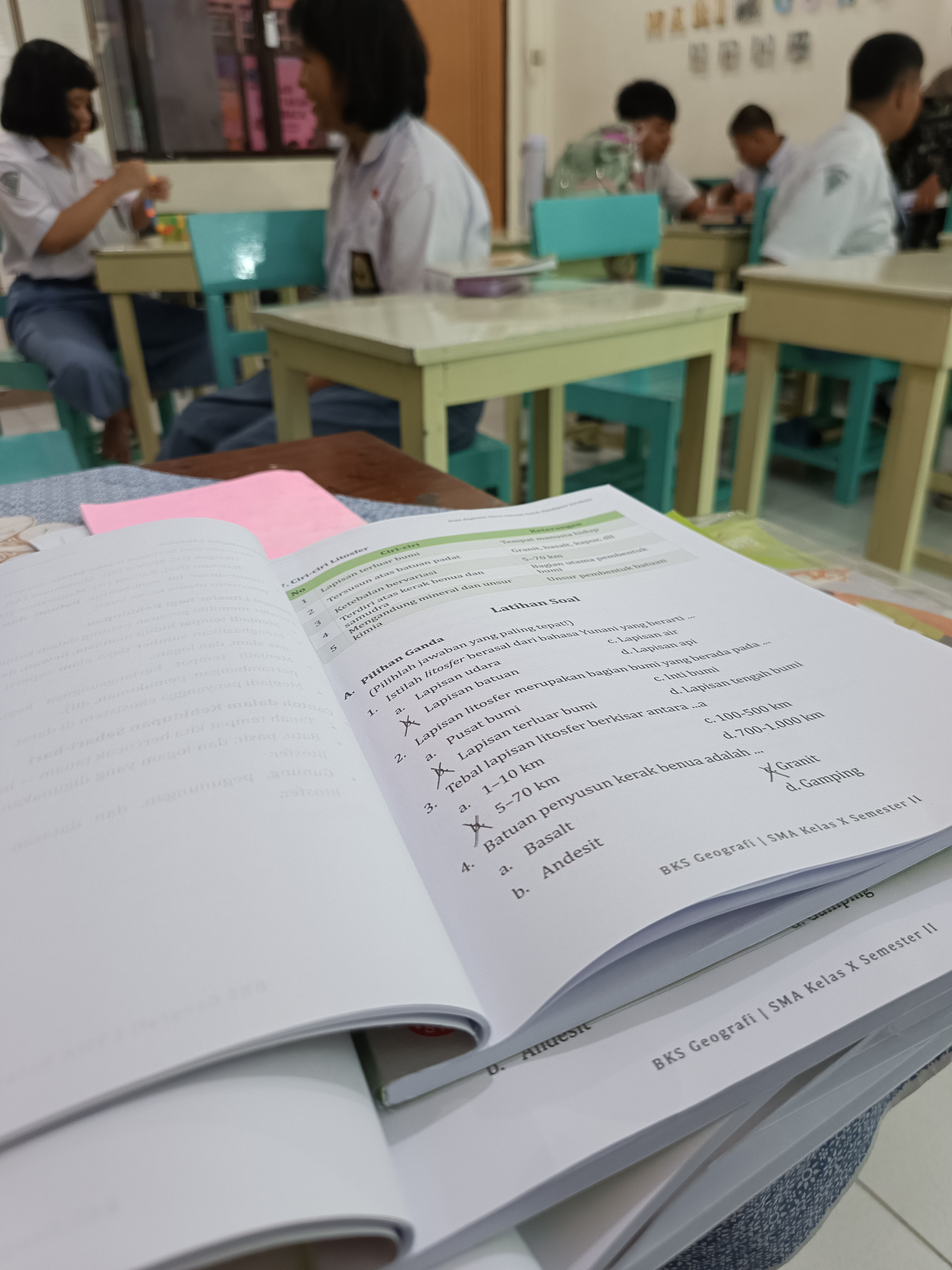 Pengertian litosfer
Struktur lapisan bumi (kerak, mantel, inti)