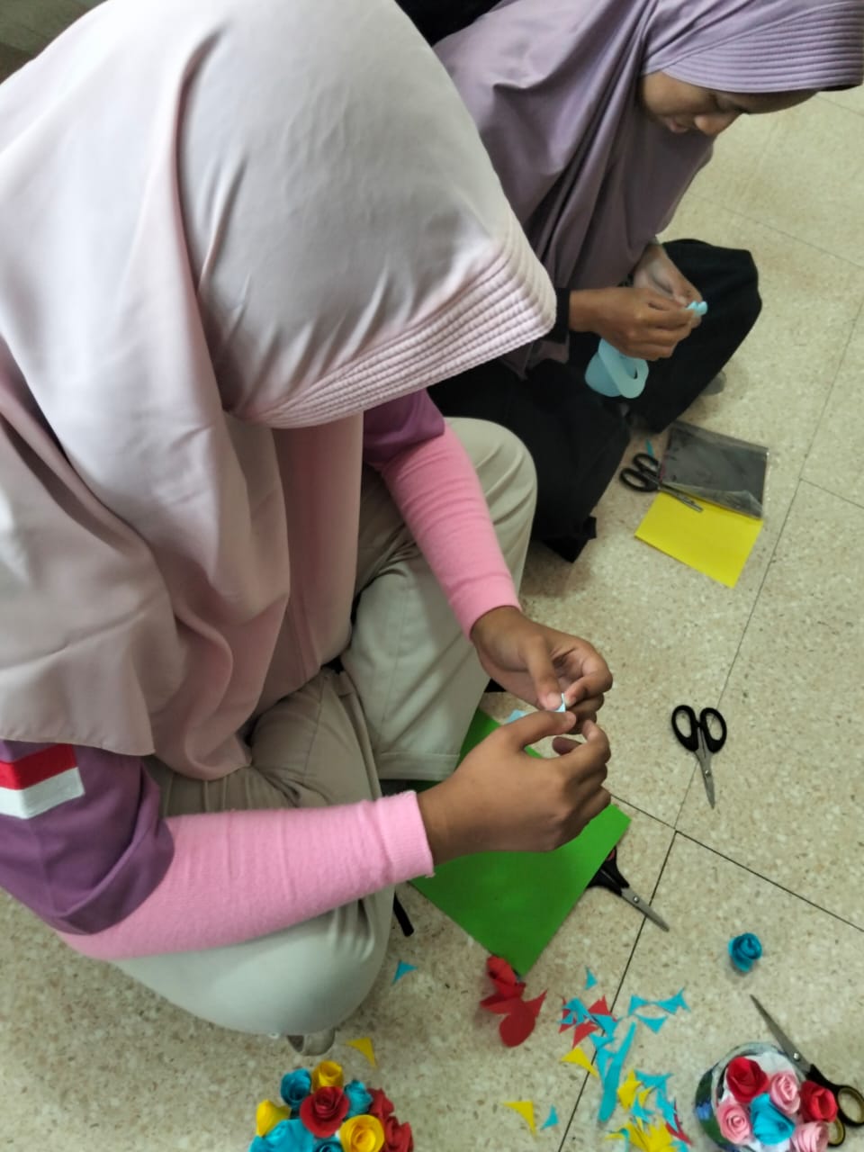 menyelesaikan keterampilan dari kerta lipat