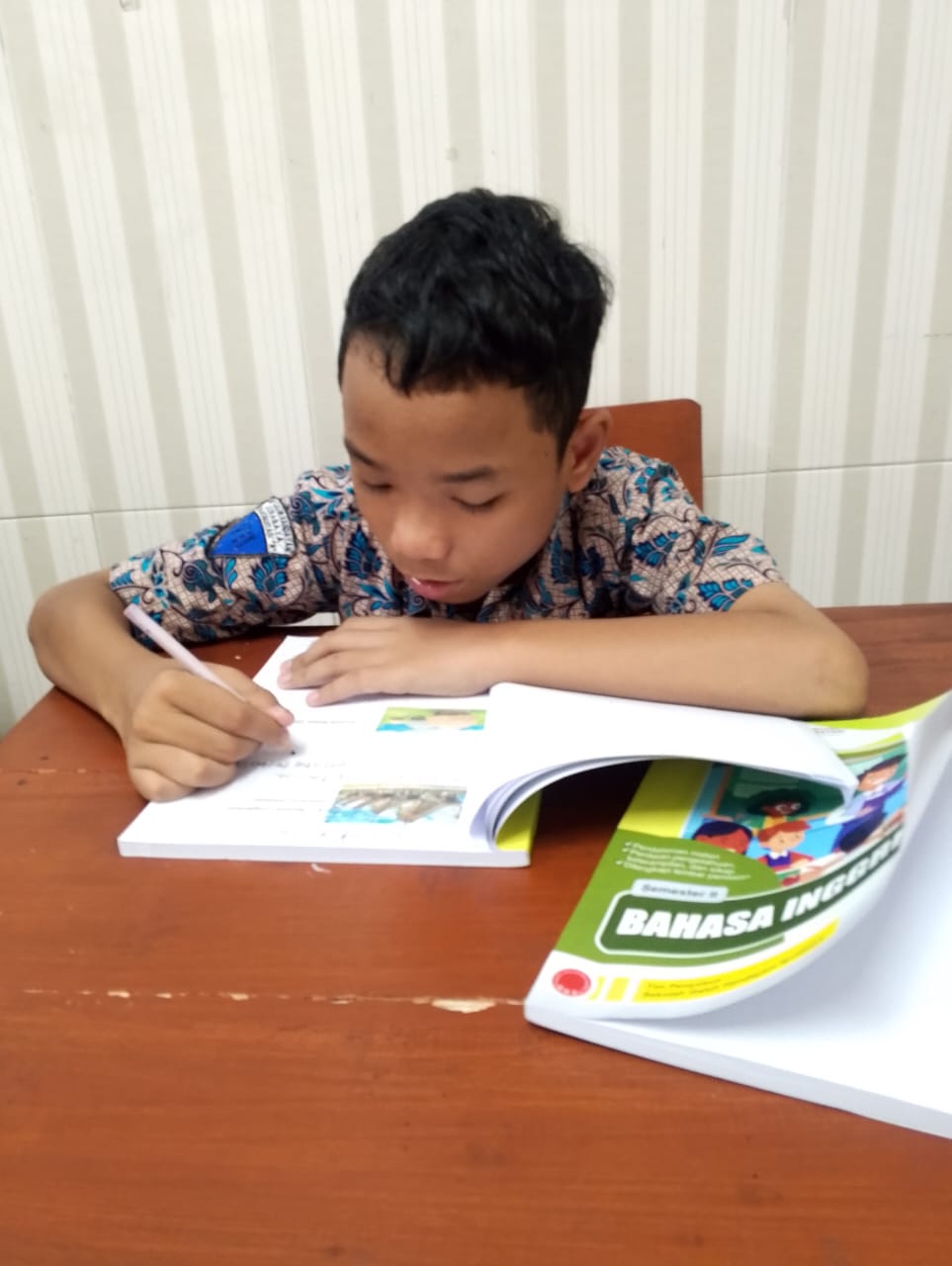 menggambar tema figuratif