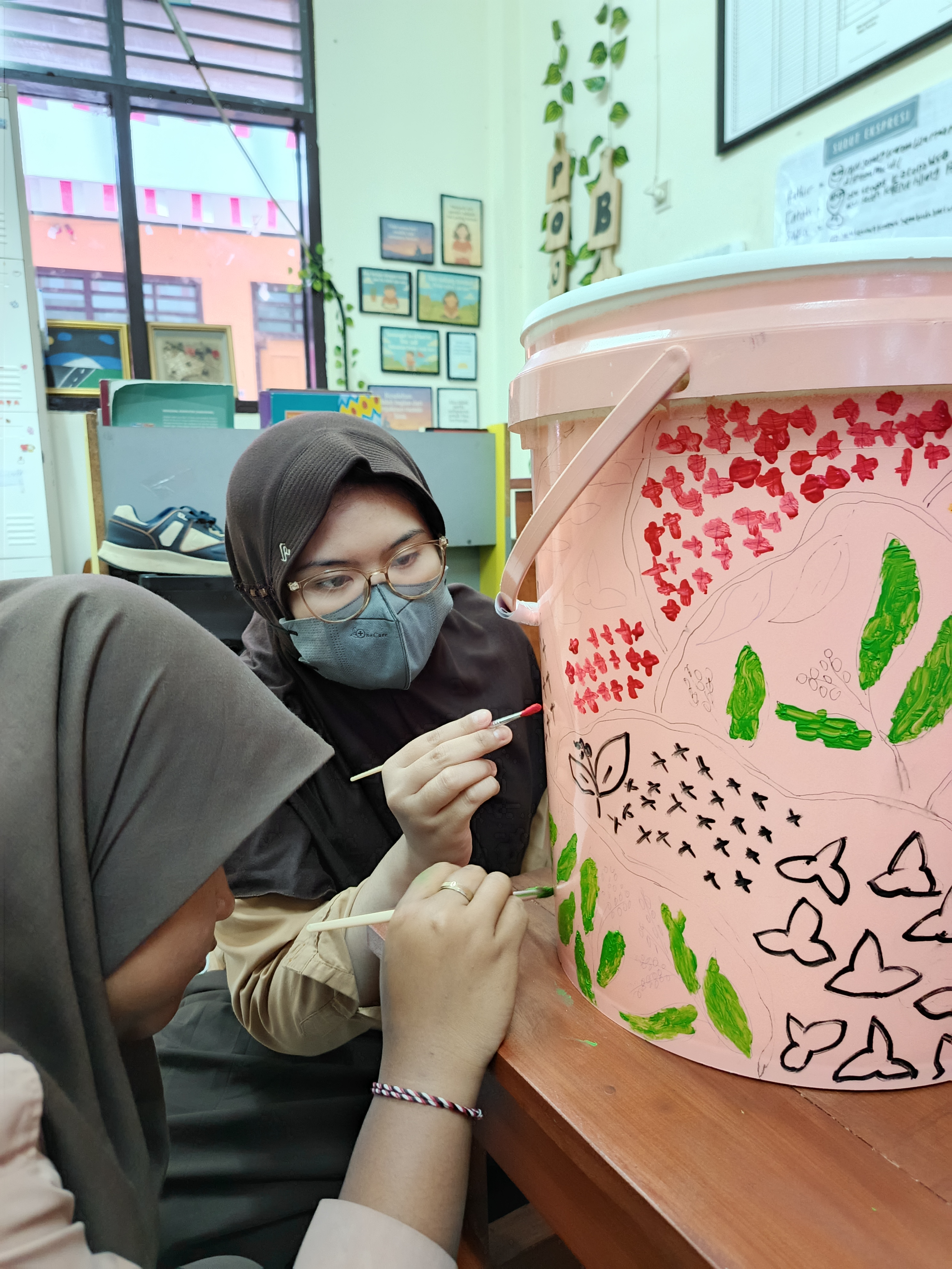 Ujian praktik menghias tempat sampah
Penerapan kreativitas dan kepedulian lingkungan