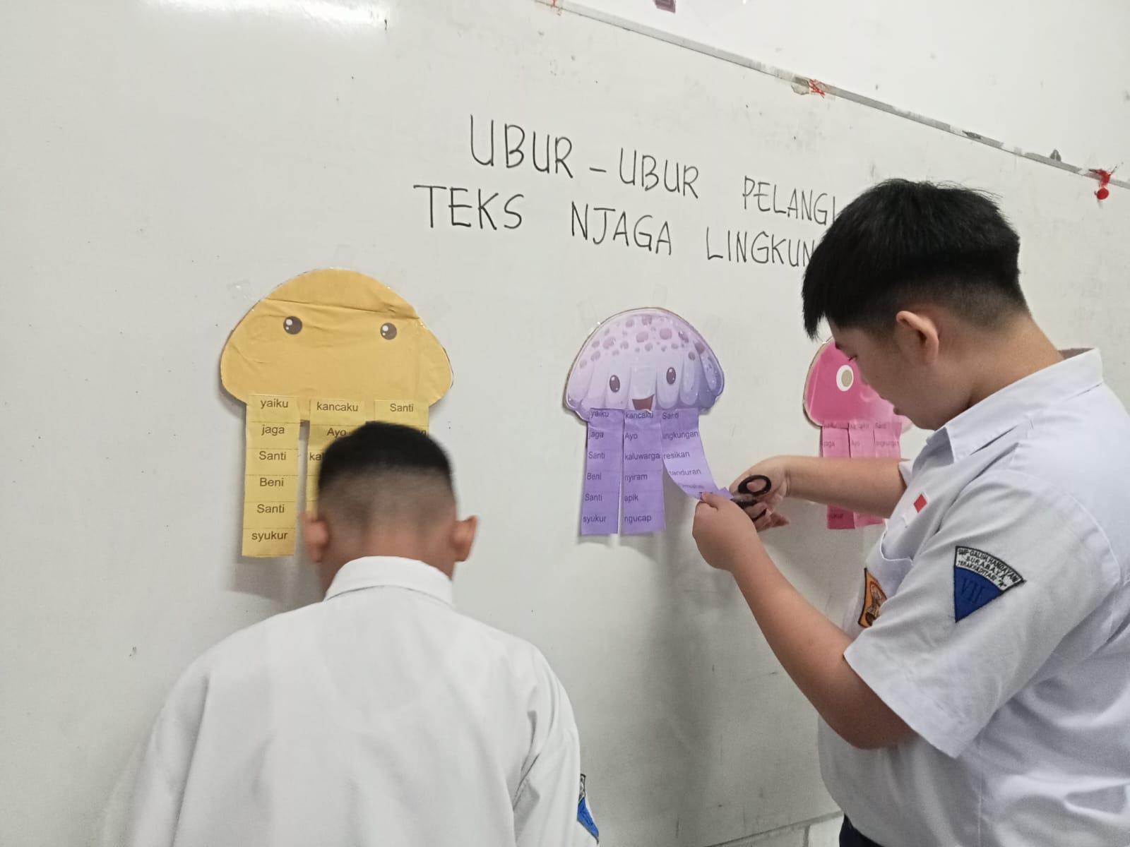 Nyusun Ukara Teks "Njaga Lingkungan" nganggo media Ubur-Ubur Pelangi Teks Njaga Lingkungan 