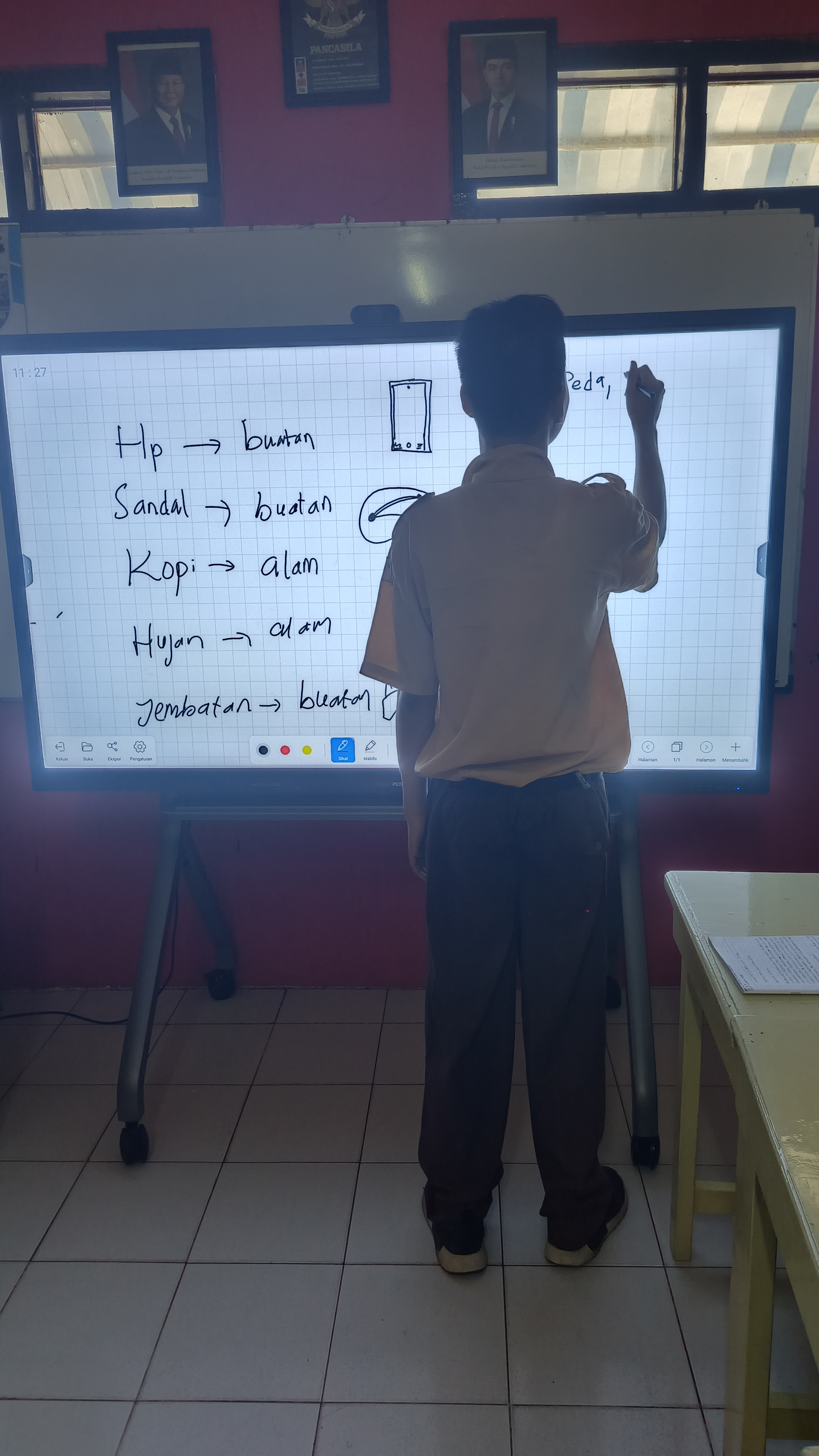 Pengertian lingkungan alam
Pengertian lingkungan buatan
Contoh dan perbedaan lingkungan alam dan buatan