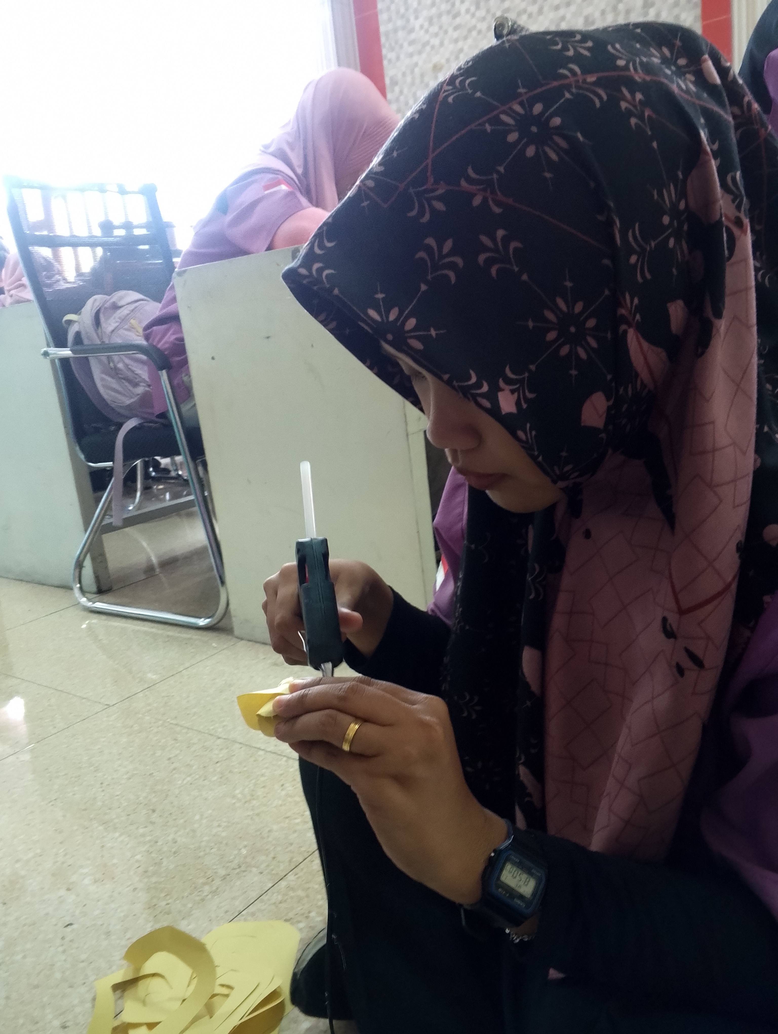 Melanjutkan praktik membuat bunga dari kertas lipat