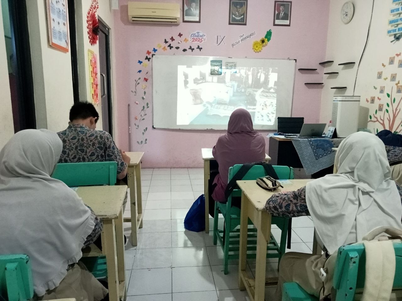 Descriptive text melalui ekplorasi kegiatan Fieldtrip 
