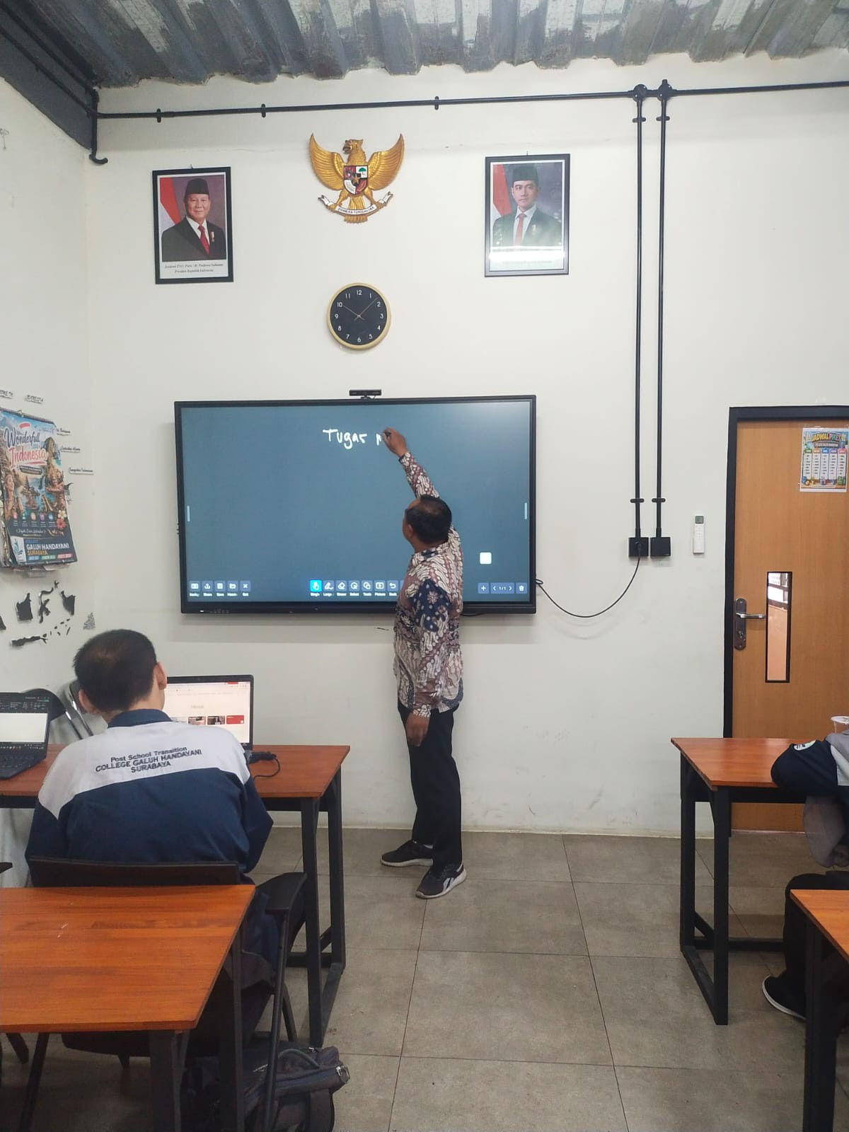 <p>Mengerjakan modul membuat table di ms. Excel</p>