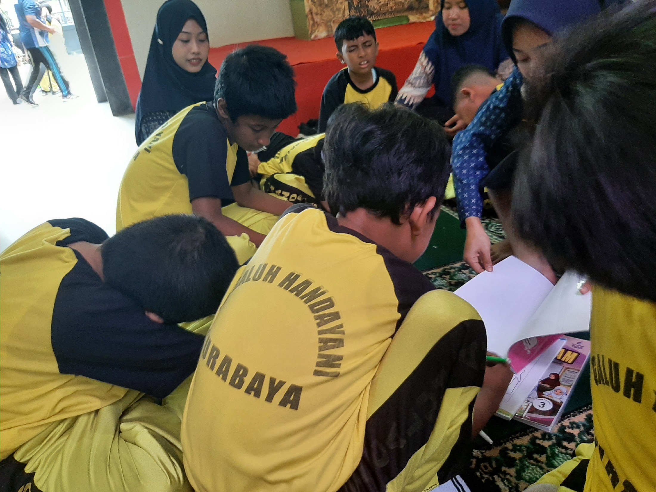 <p>Mengerjakan bks agama islam</p>