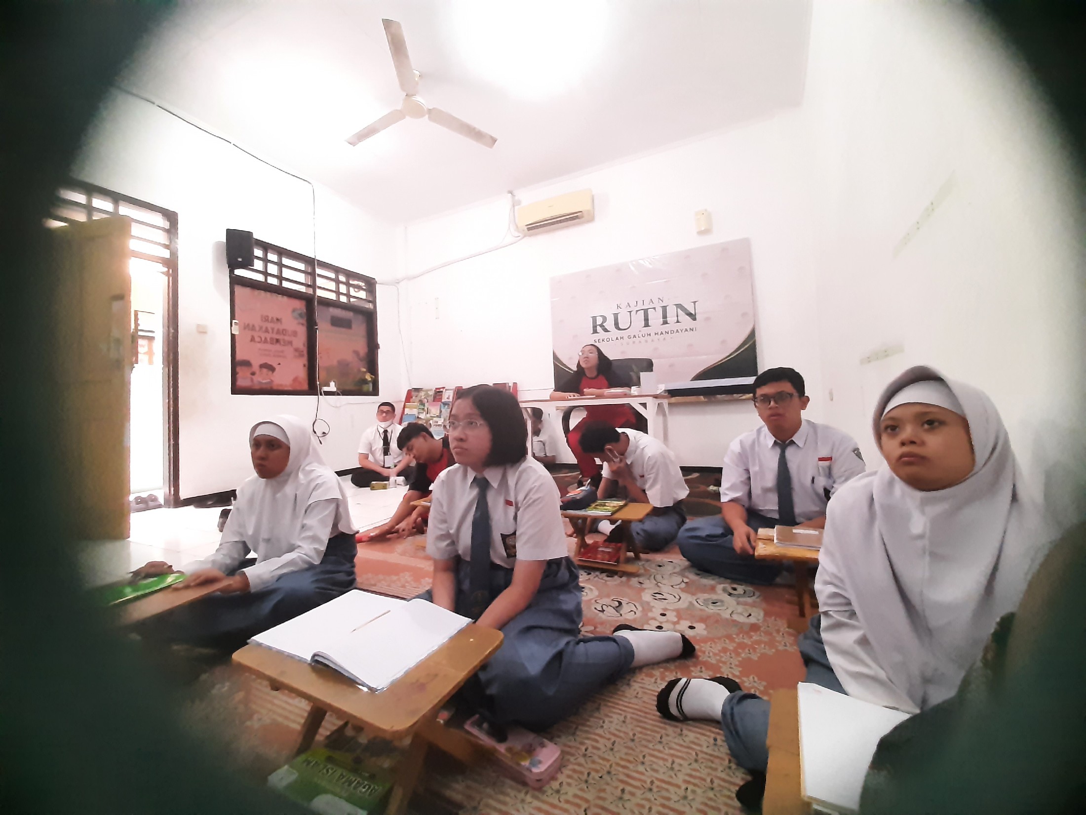 <p>Sholat berjamaah pengertian tata caranya dll</p>