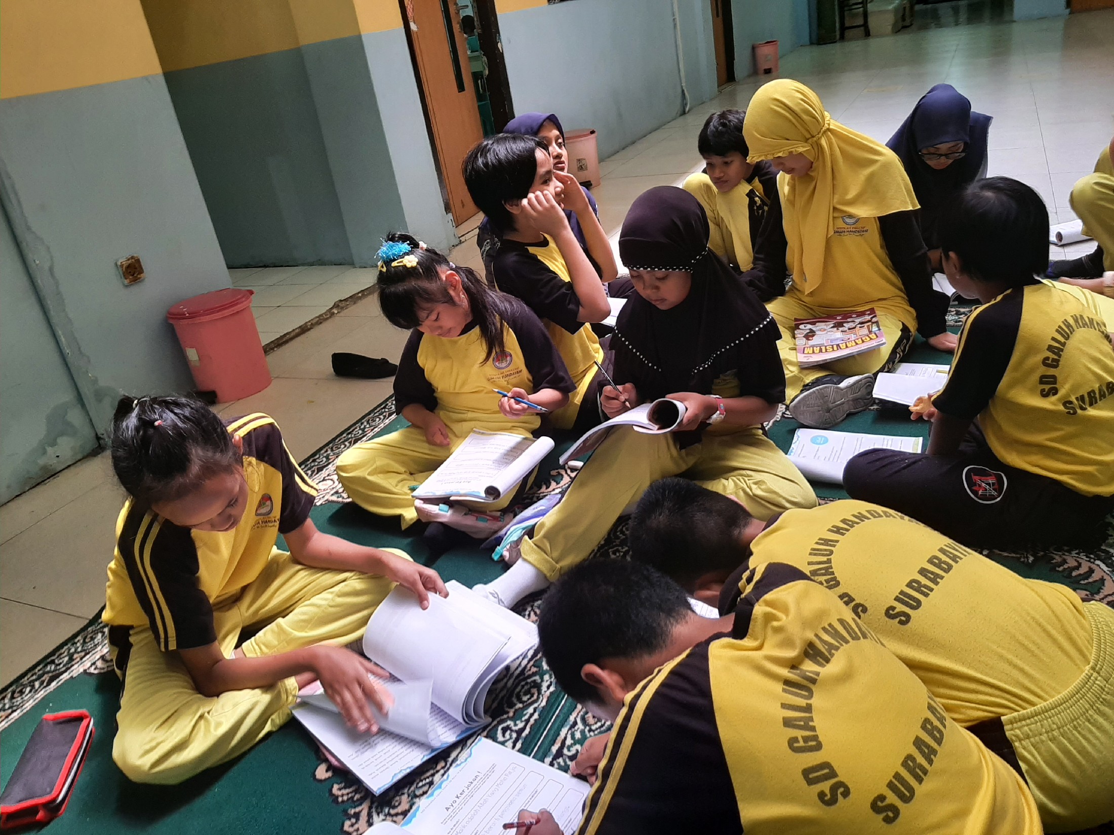 <p>Mengerjalan BKS AGAMA ISLAM</p>