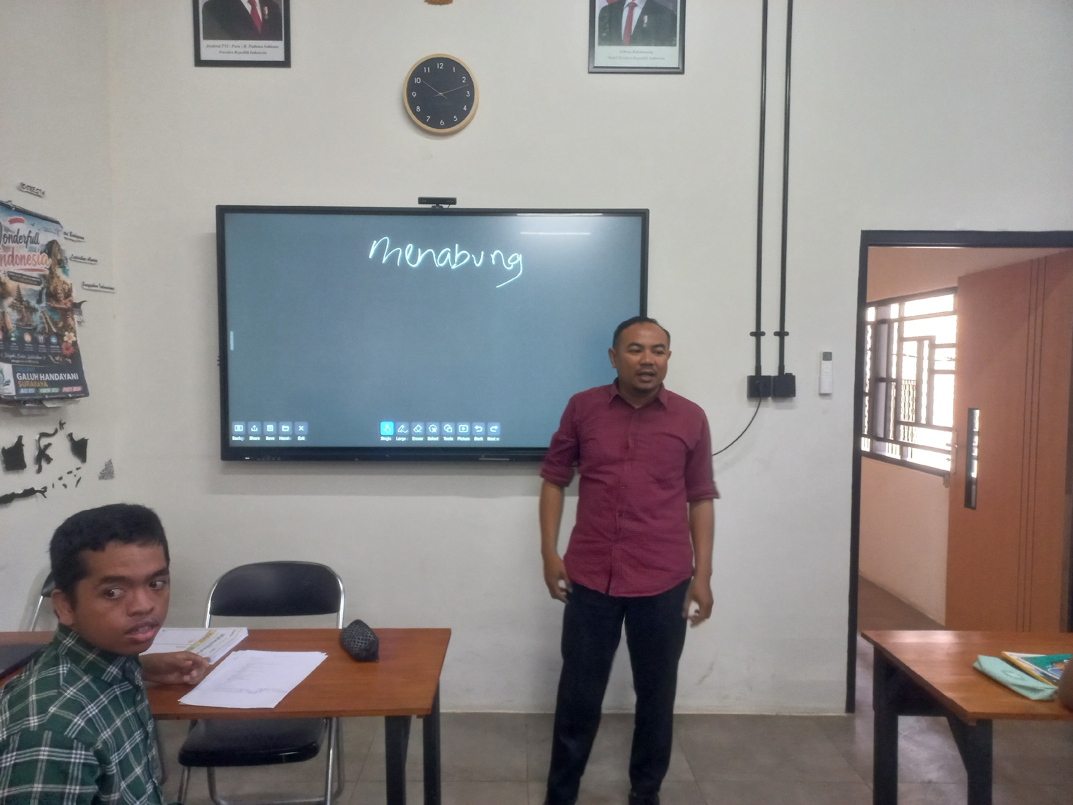 <p>Membuat poster rajin menabung menggunakan canva</p>