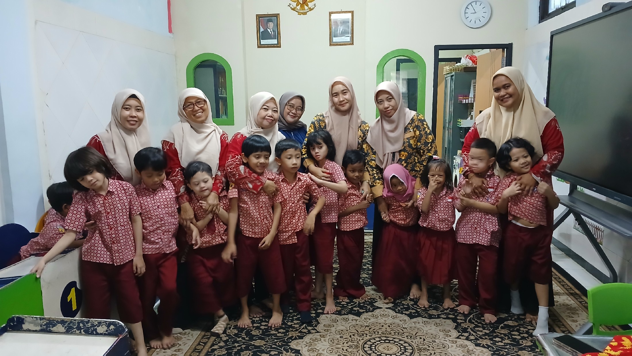 <p>Skrining kesehatan mata, gigi, telingan dengan dokter dari puskimas pucang sewu</p>