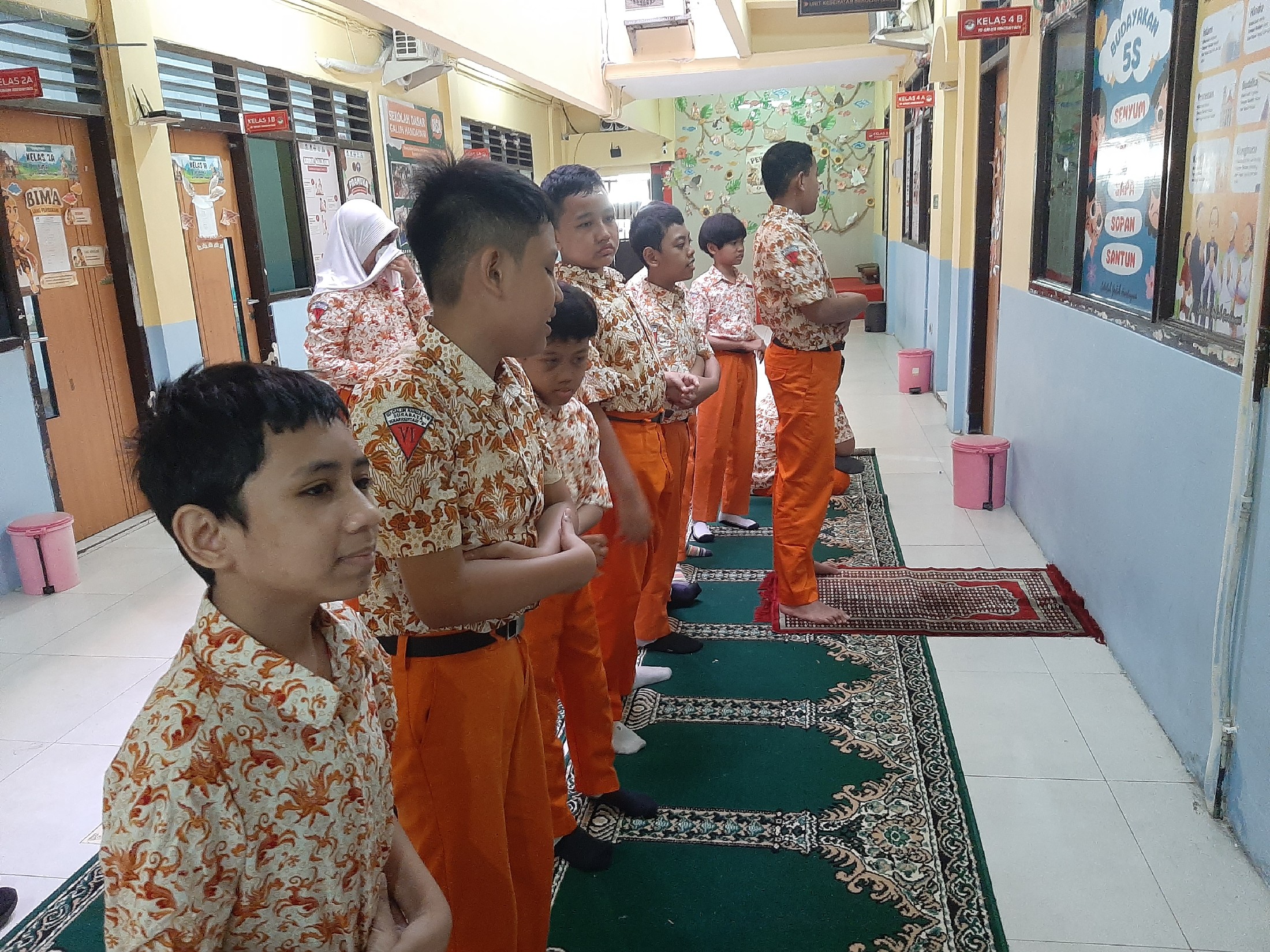 <p>Praktek sholat berjamaah</p>
