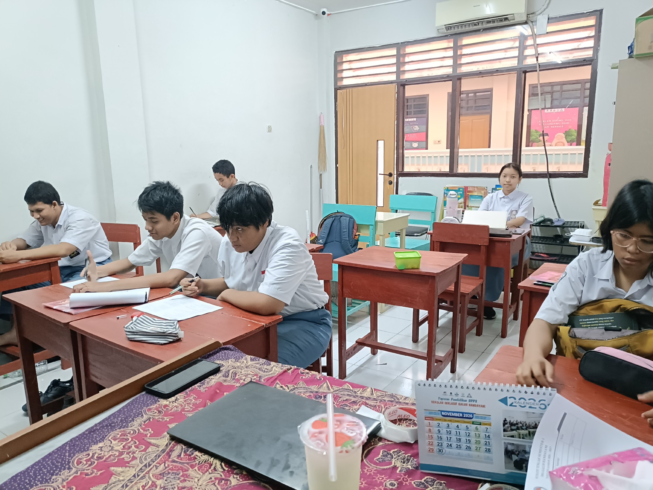 <p>Latihan soal kisi-kisi UTS Sejarah&nbsp;</p>