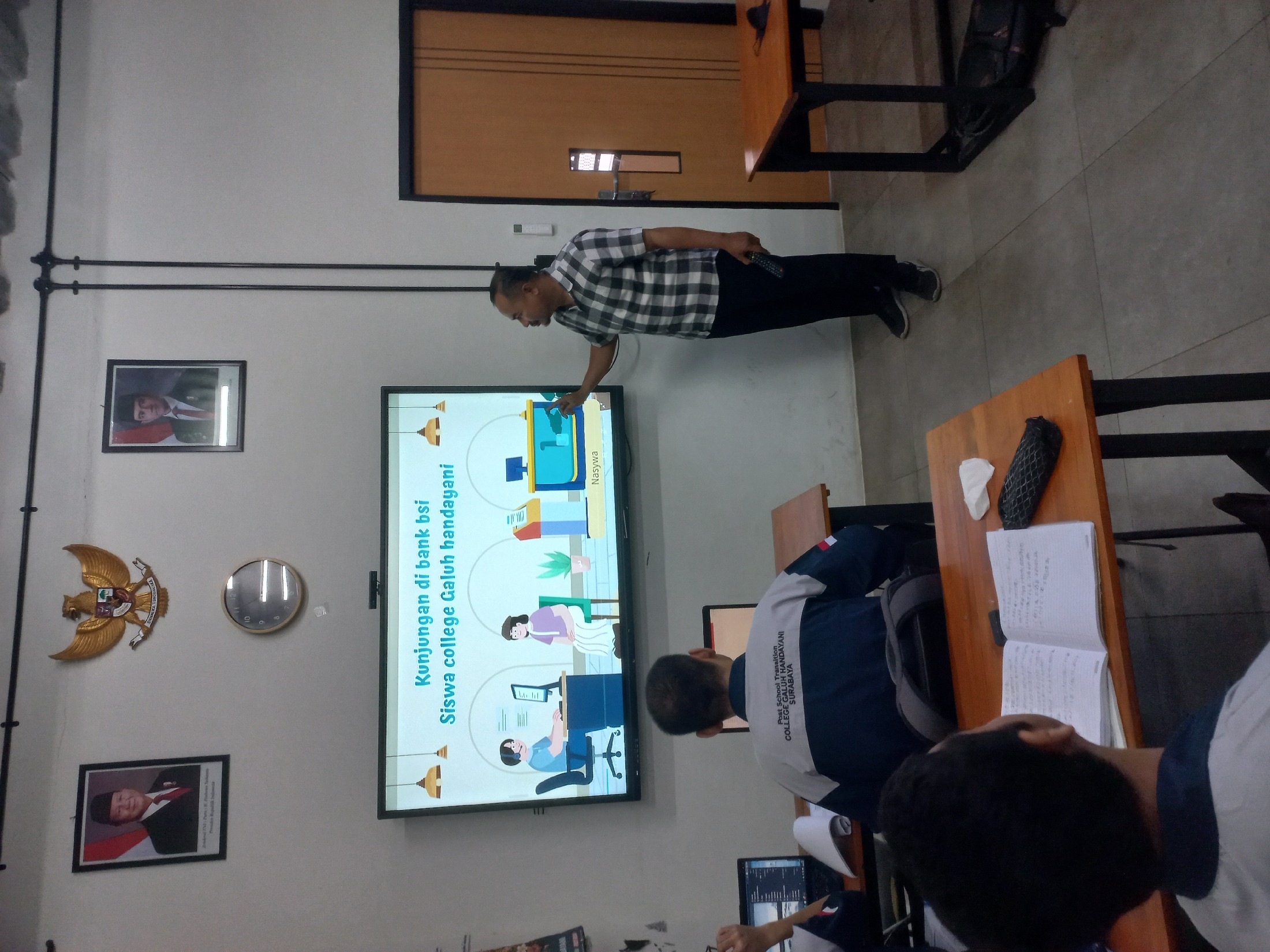 <p>Tugas membuat presentasi hasil dari kunjungan ke bank BSI</p>