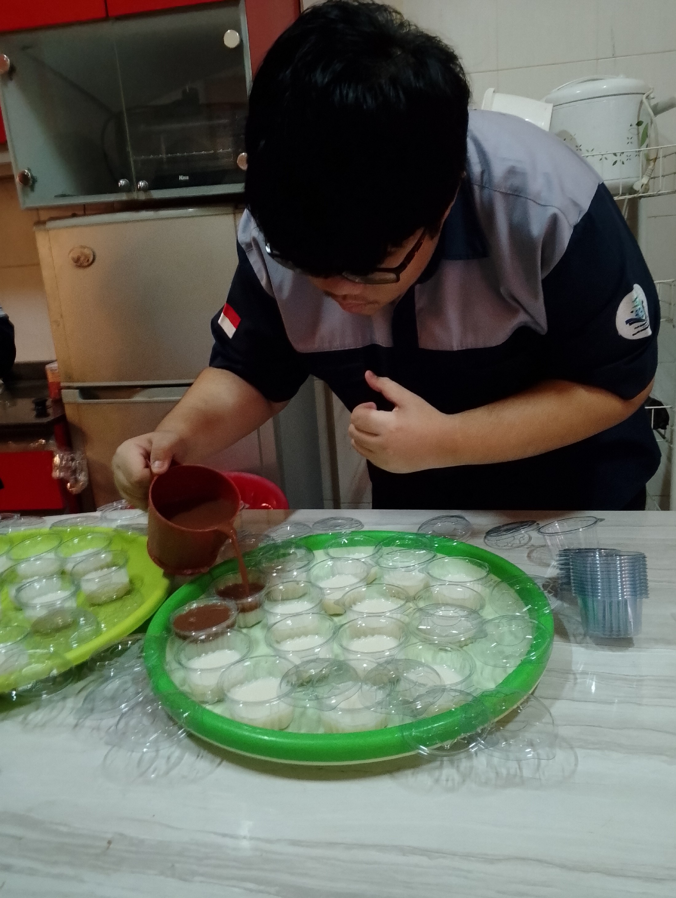 <p>Kegiatan Bina diri diisi dengan melanjutkan kegiatan praktik tata boga</p>