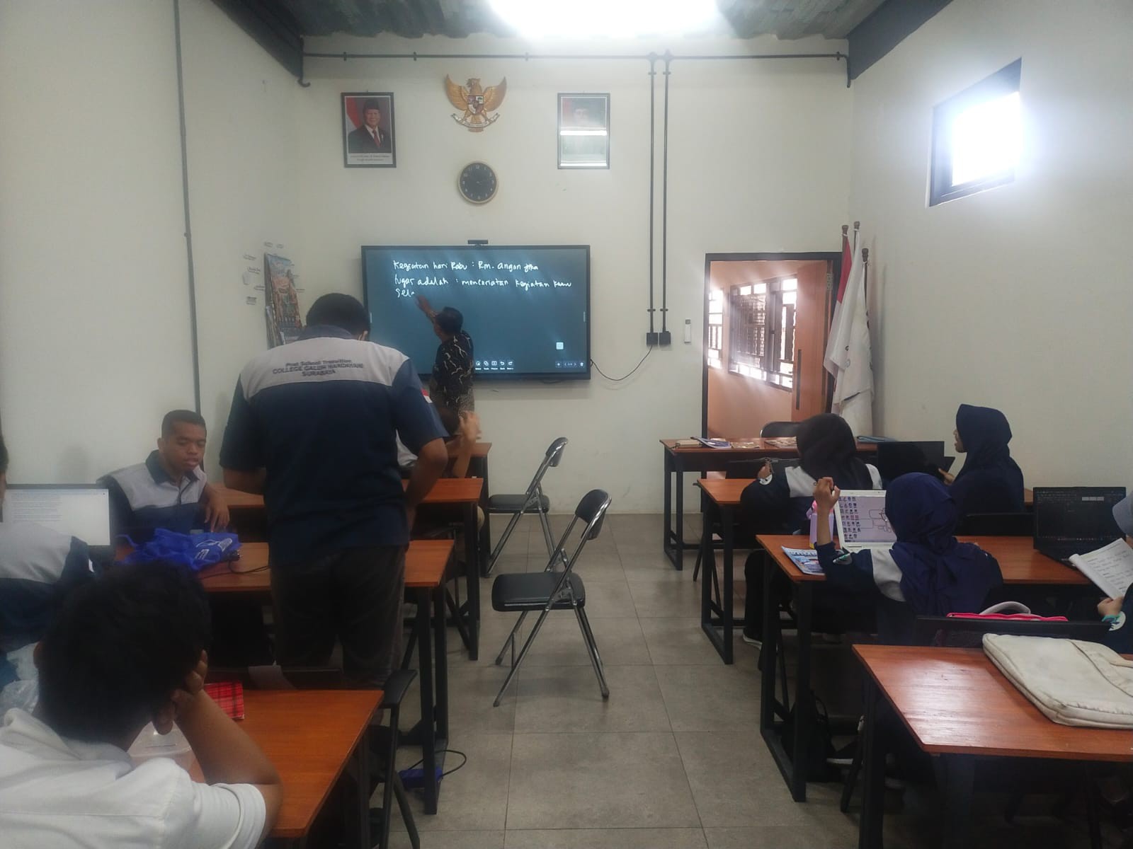 <p>Mengetik menceritakan kegiatan saat di rm. Angon jiwo surabaya menggunakan MS.word</p>
