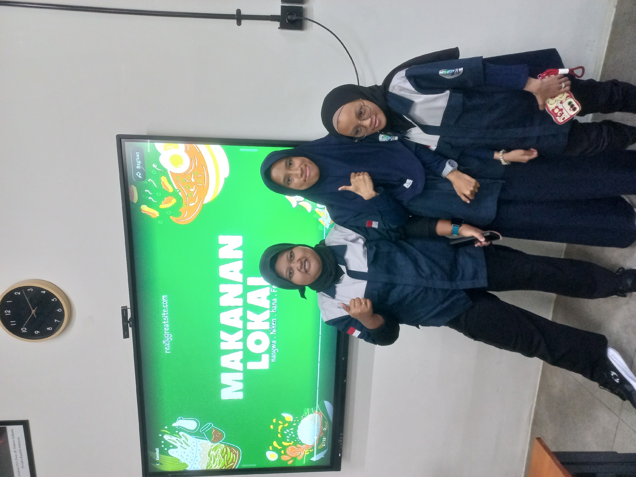 <p>Siswa praktek menyampaikan materi / presentasi</p>