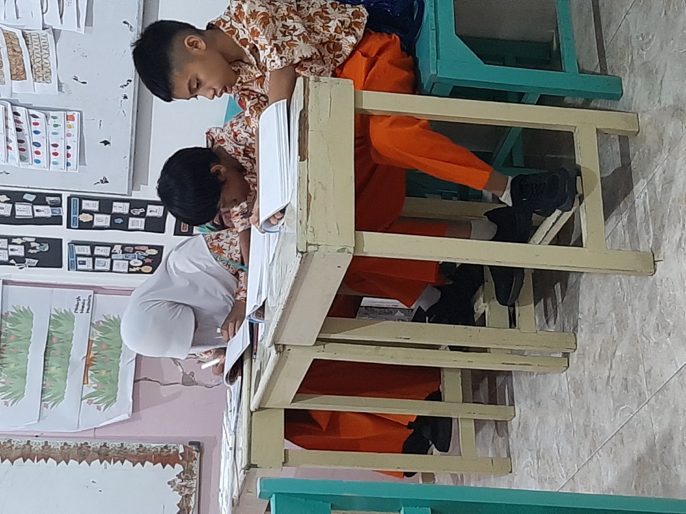 <p>Mengerjakan BKS</p>